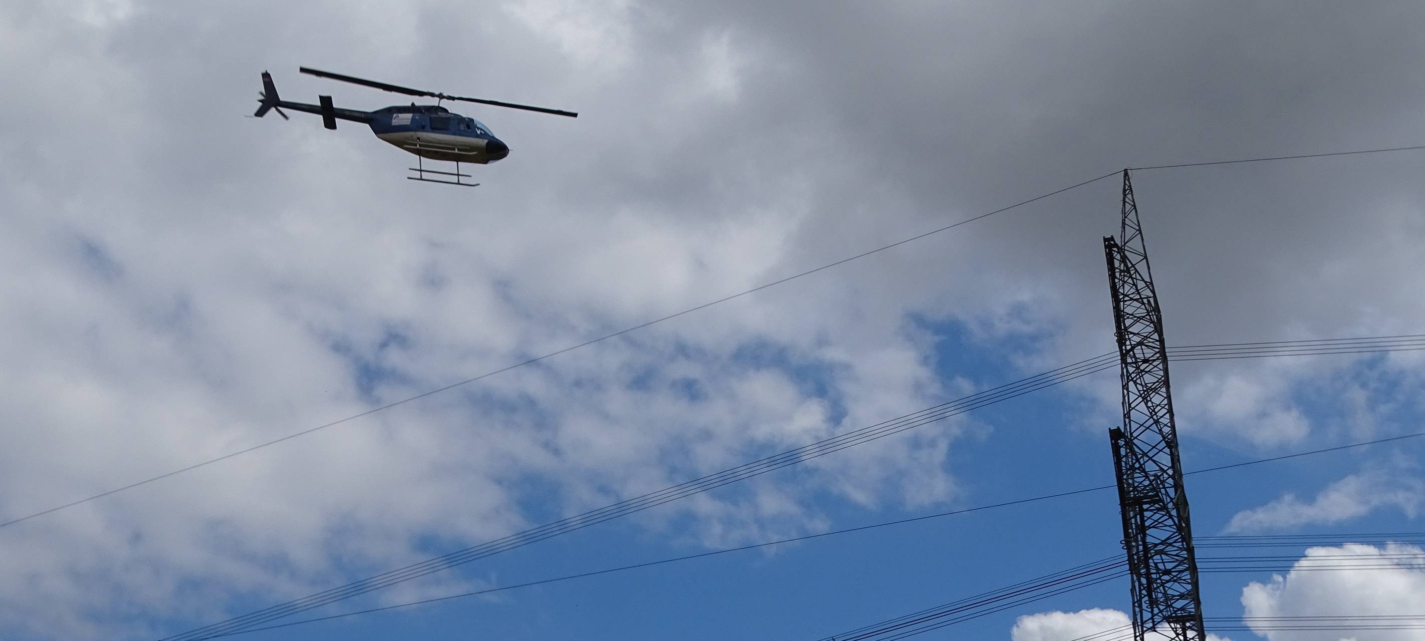 Strommasten-Kontrolle mit Hubschrauber