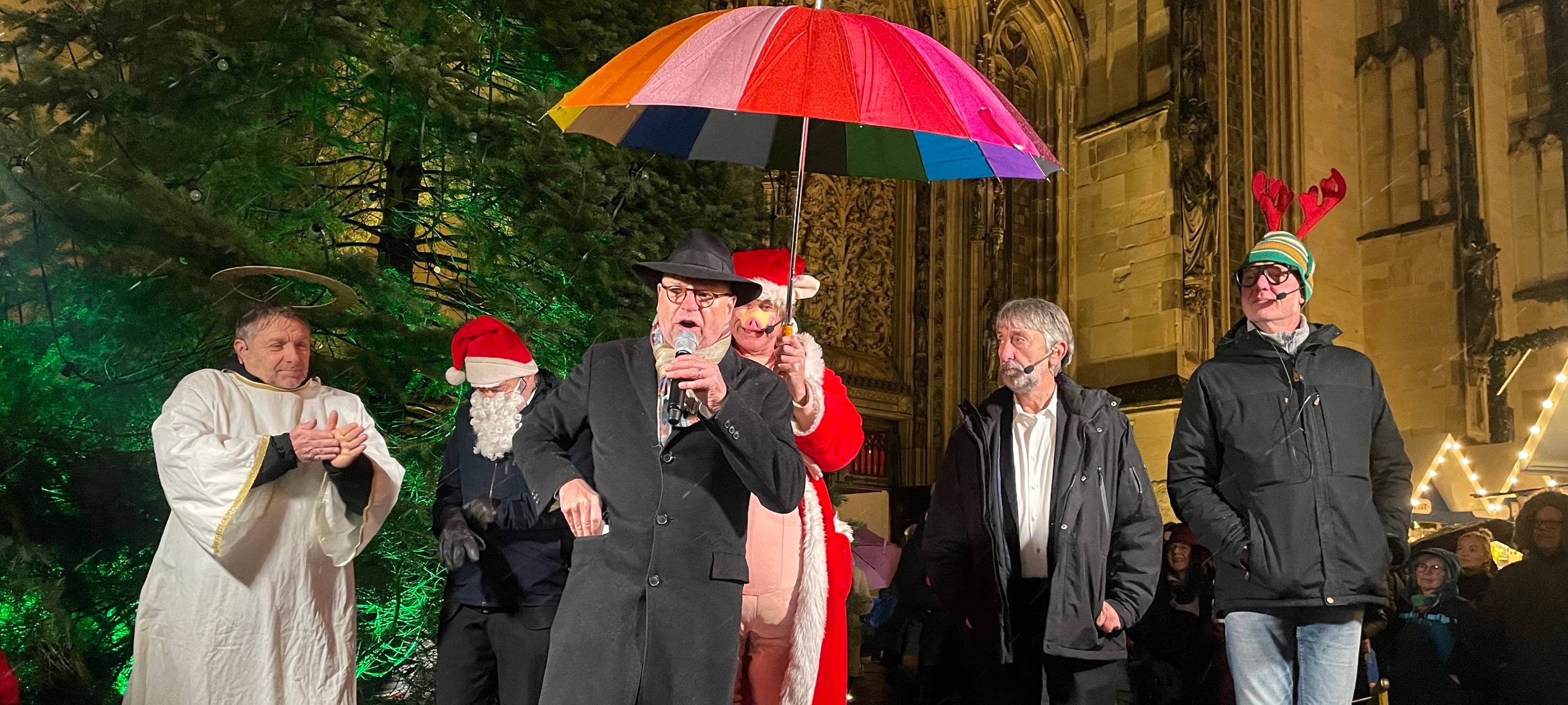 Oberbürgermeister Markus Lewe mit der verkleideten A-Capella Gruppe "6-Zylinder".