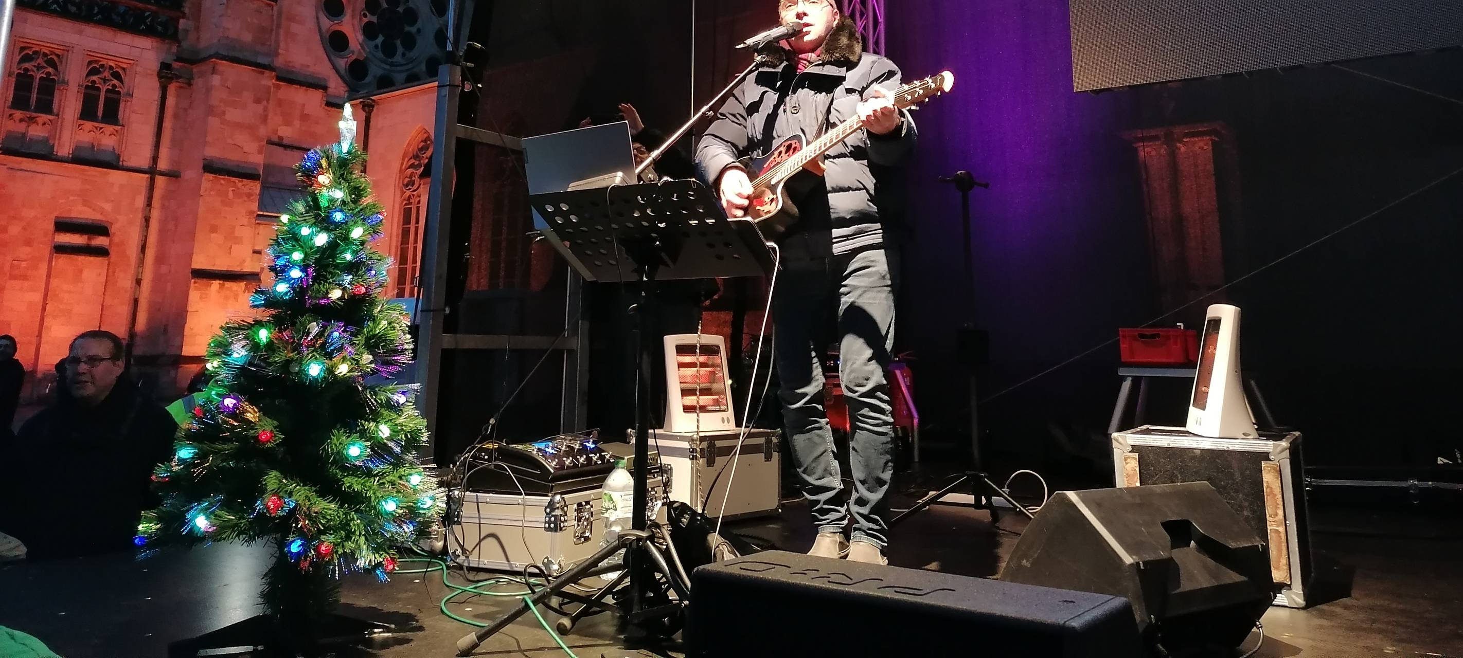 Chor aus 10.000 Weihnachts-Fans