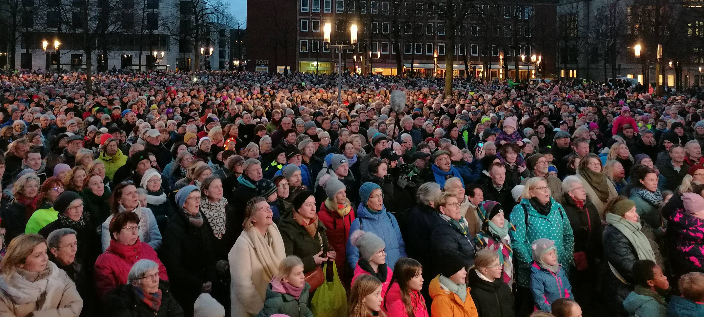 Chor aus 10.000 Weihnachts-Fans