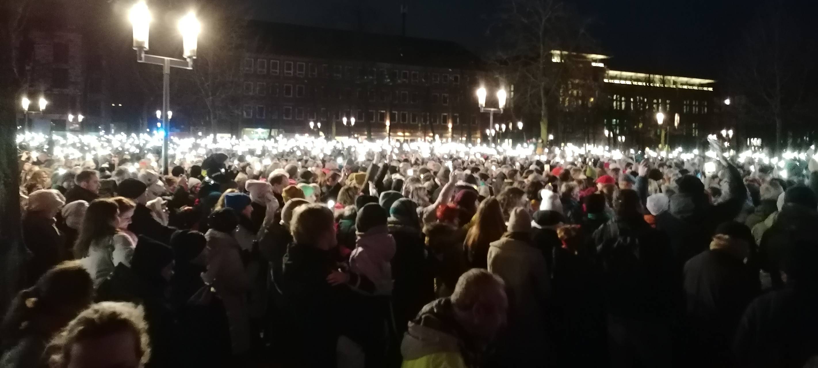 Chor aus 10.000 Weihnachts-Fans