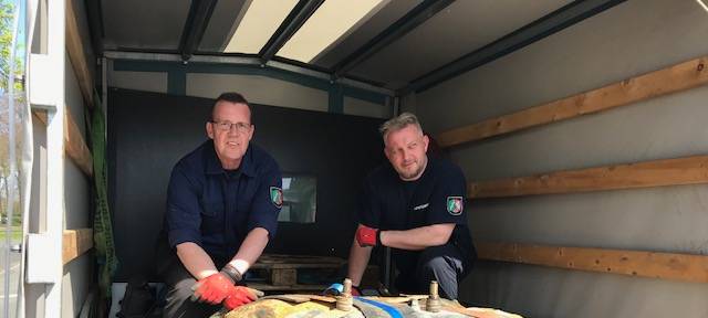 Horst Schöwe und Peter Asmussen (r.) vom Kampfmittelbeseitigungsdienst mit den entschärften Blindgängern an der York-Kaserne