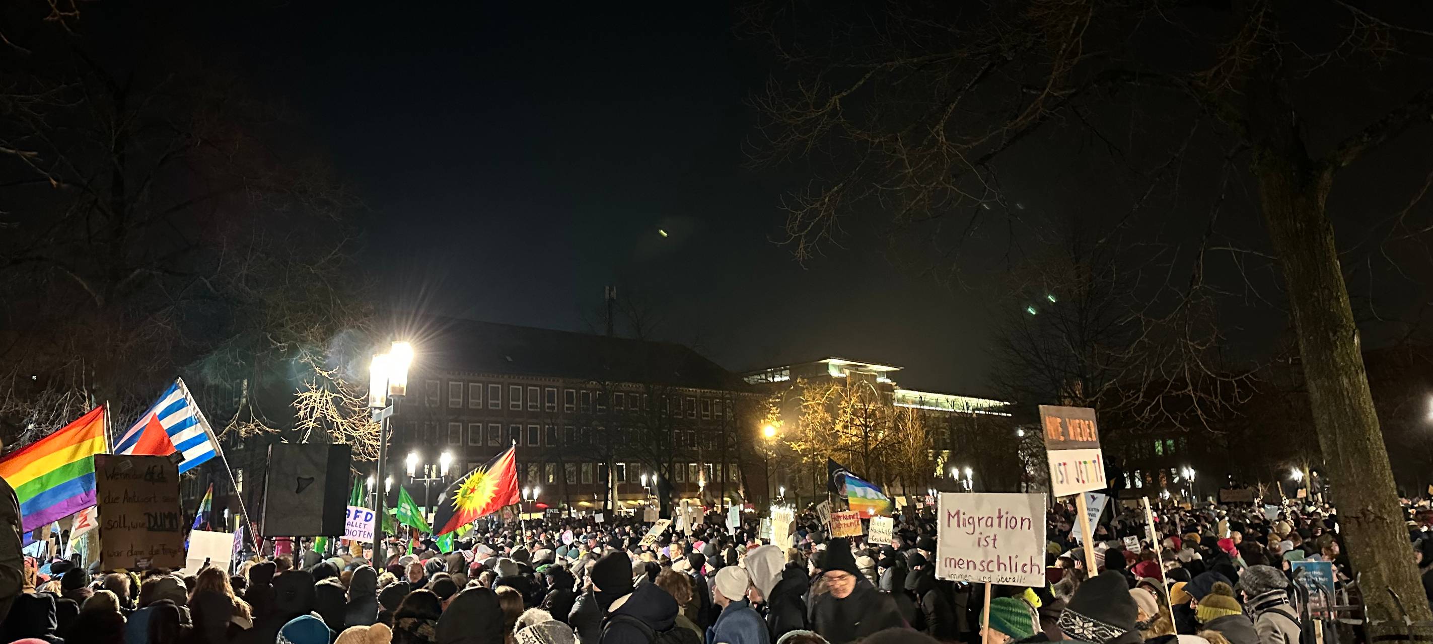 20.000 bei Demo gegen Rechts