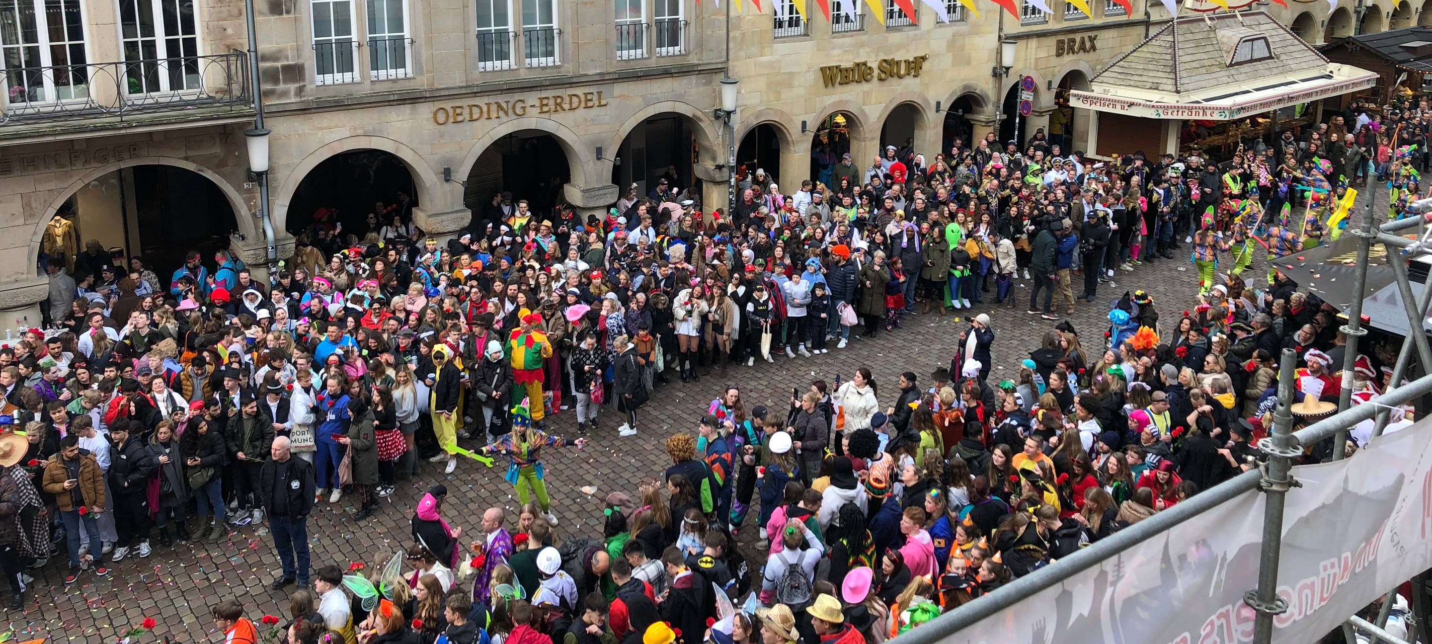 111.000 feiern beim Rosenmontagszug