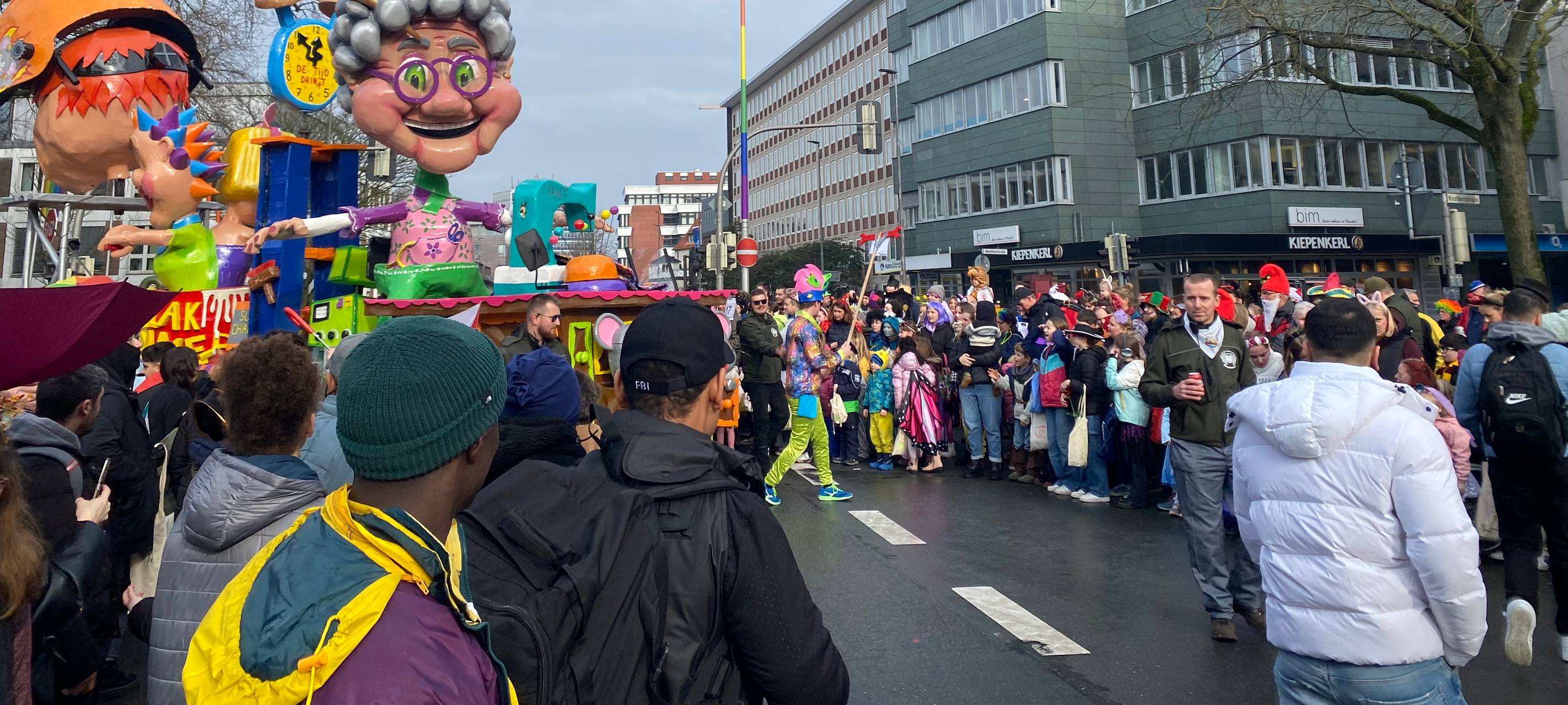 111.000 feiern beim Rosenmontagszug