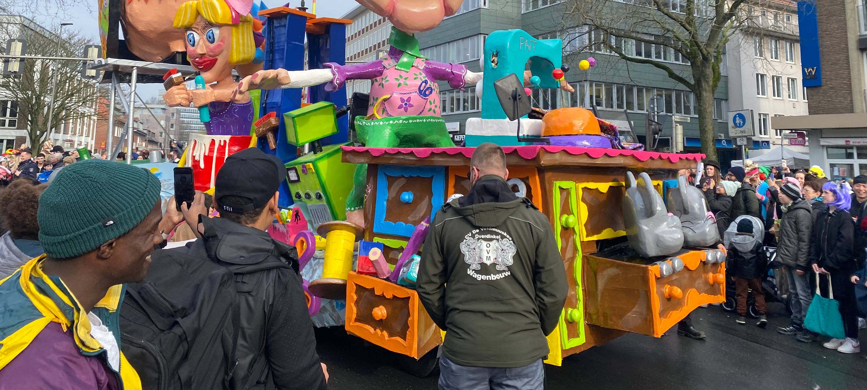 111.000 feiern beim Rosenmontagszug