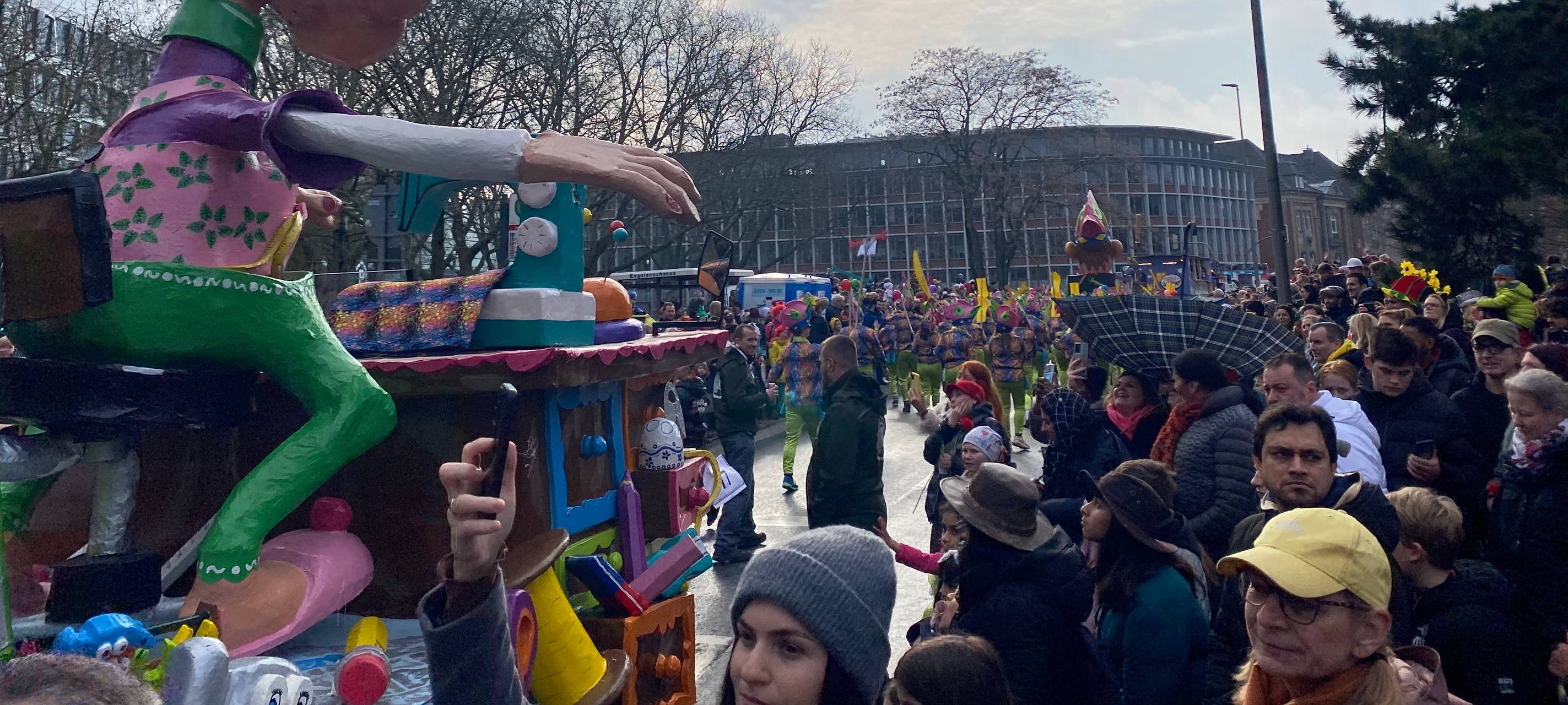 111.000 feiern beim Rosenmontagszug