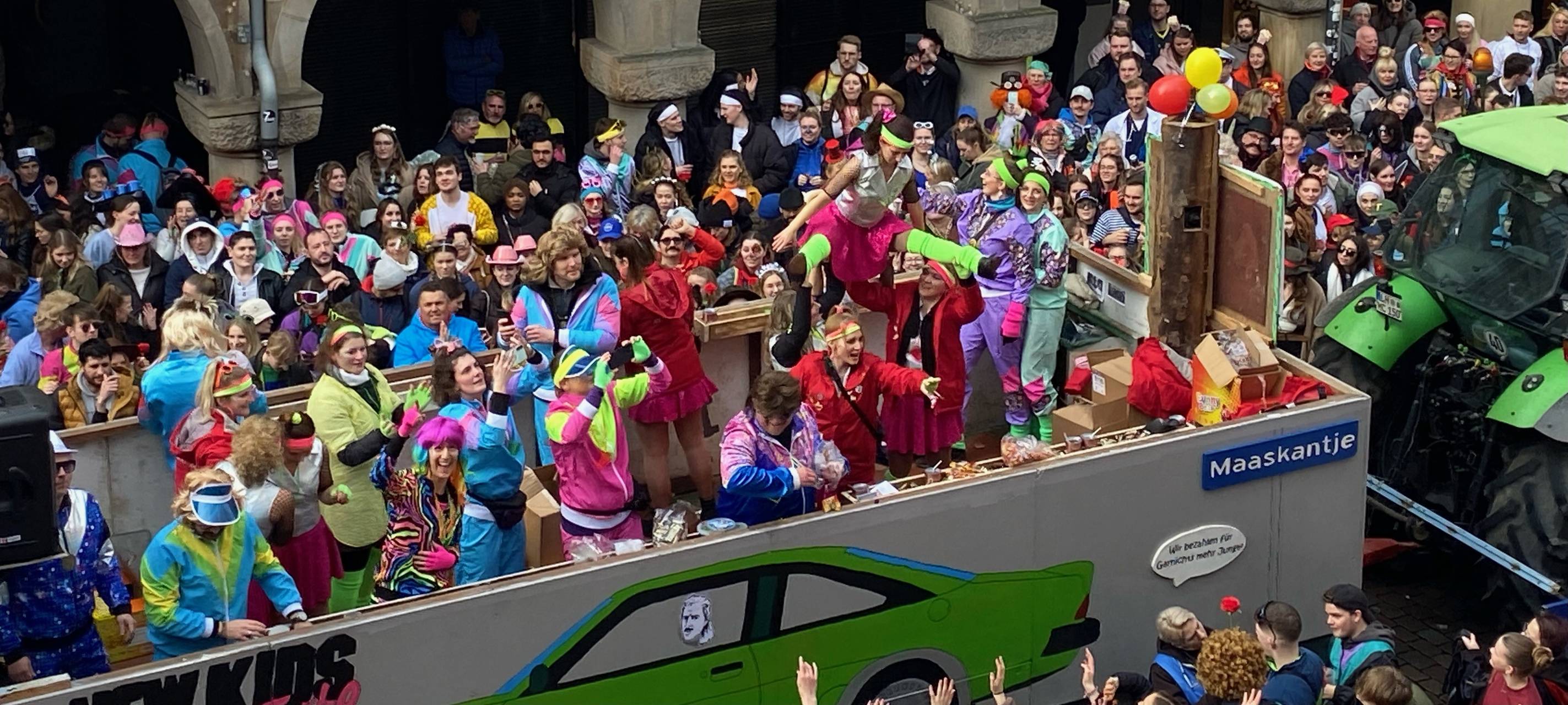 111.000 feiern beim Rosenmontagszug