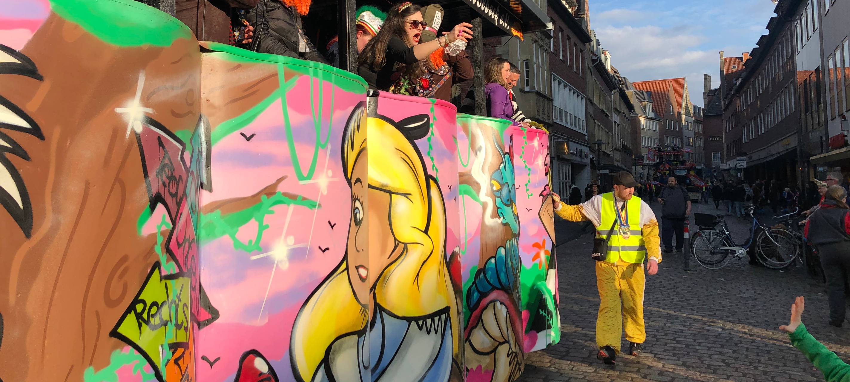 111.000 feiern beim Rosenmontagszug