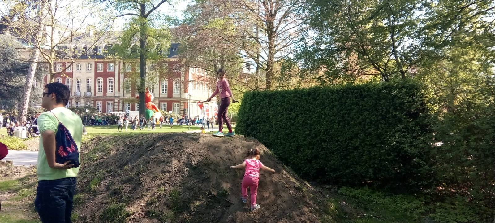 Die große Ostereiersuche im Schlossgarten