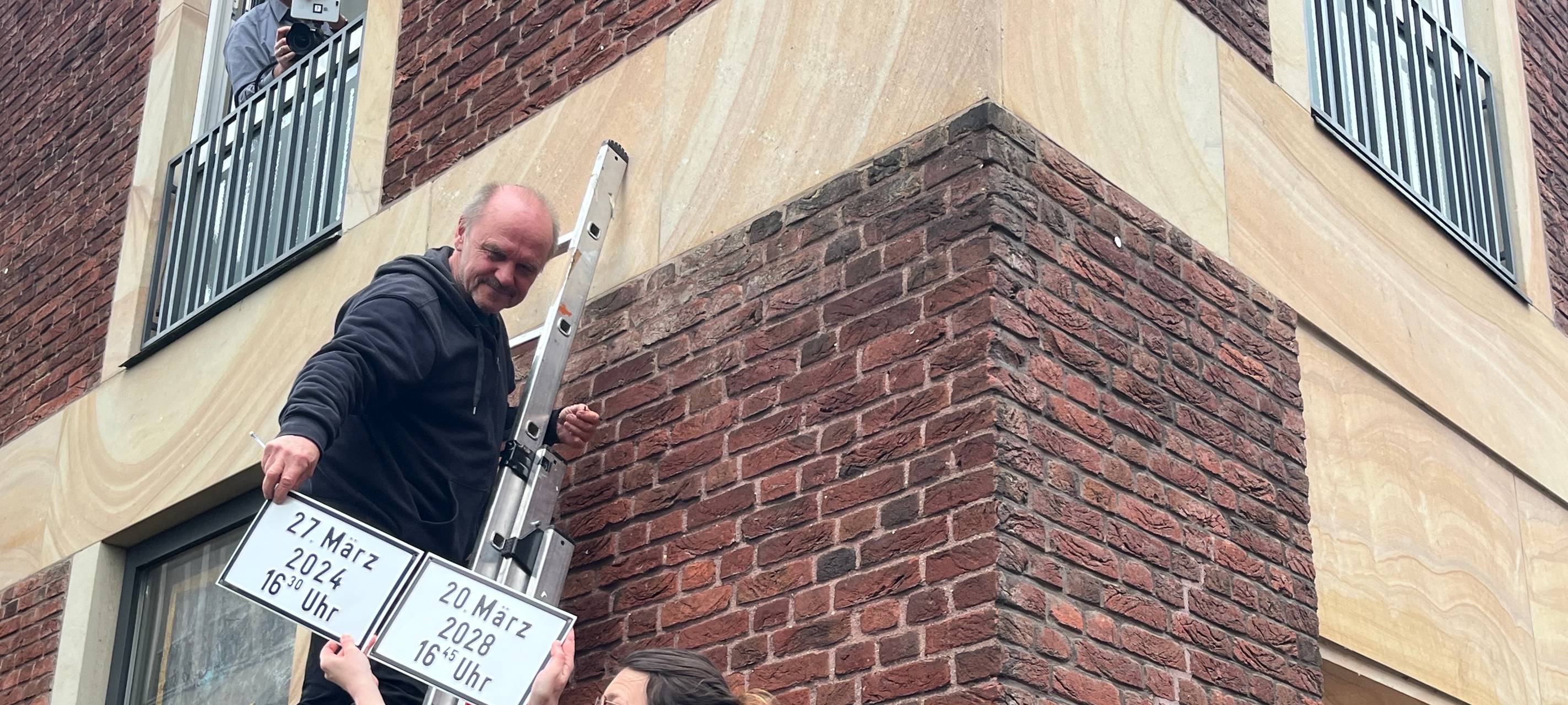Schilderwechsel am Michaelisplatz