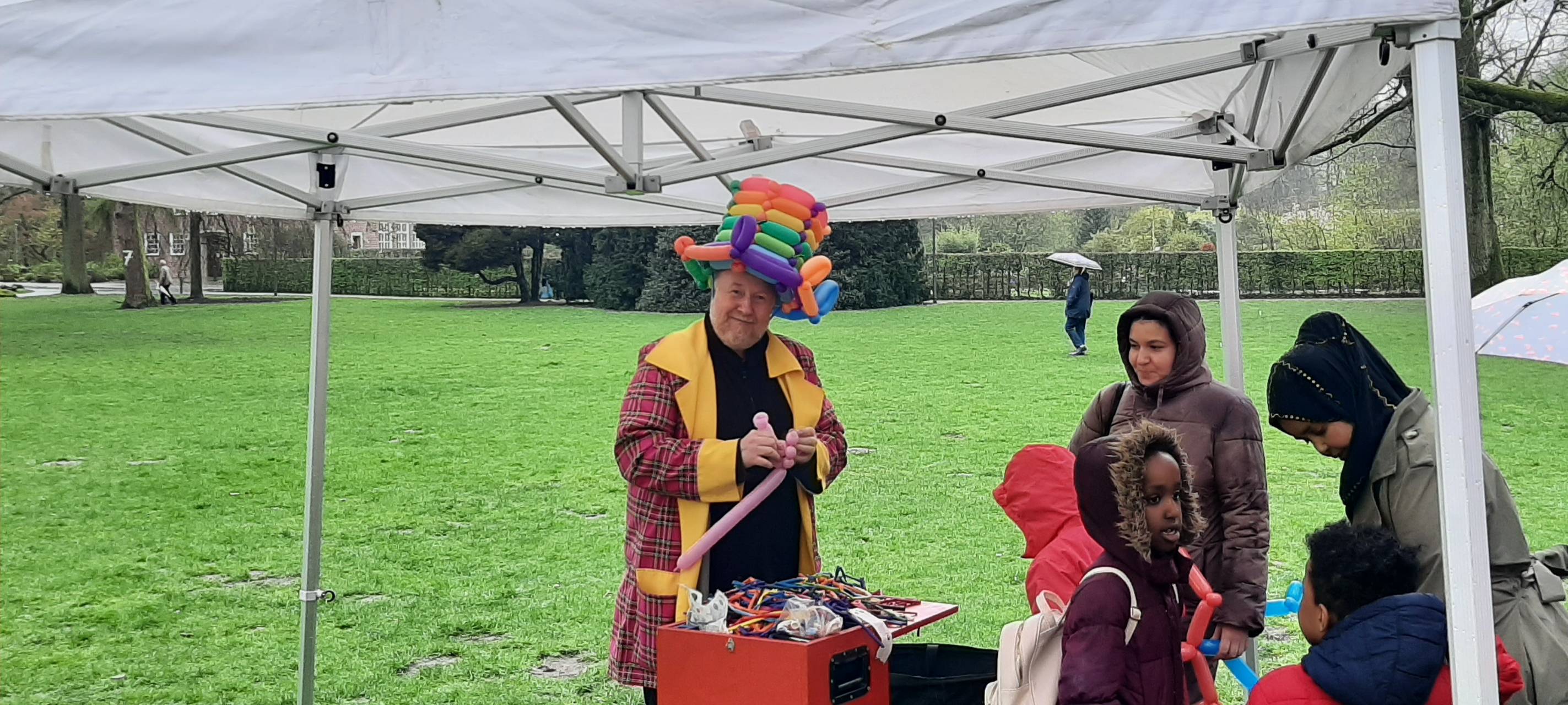 Ostereiersuche: Spaß im Regen