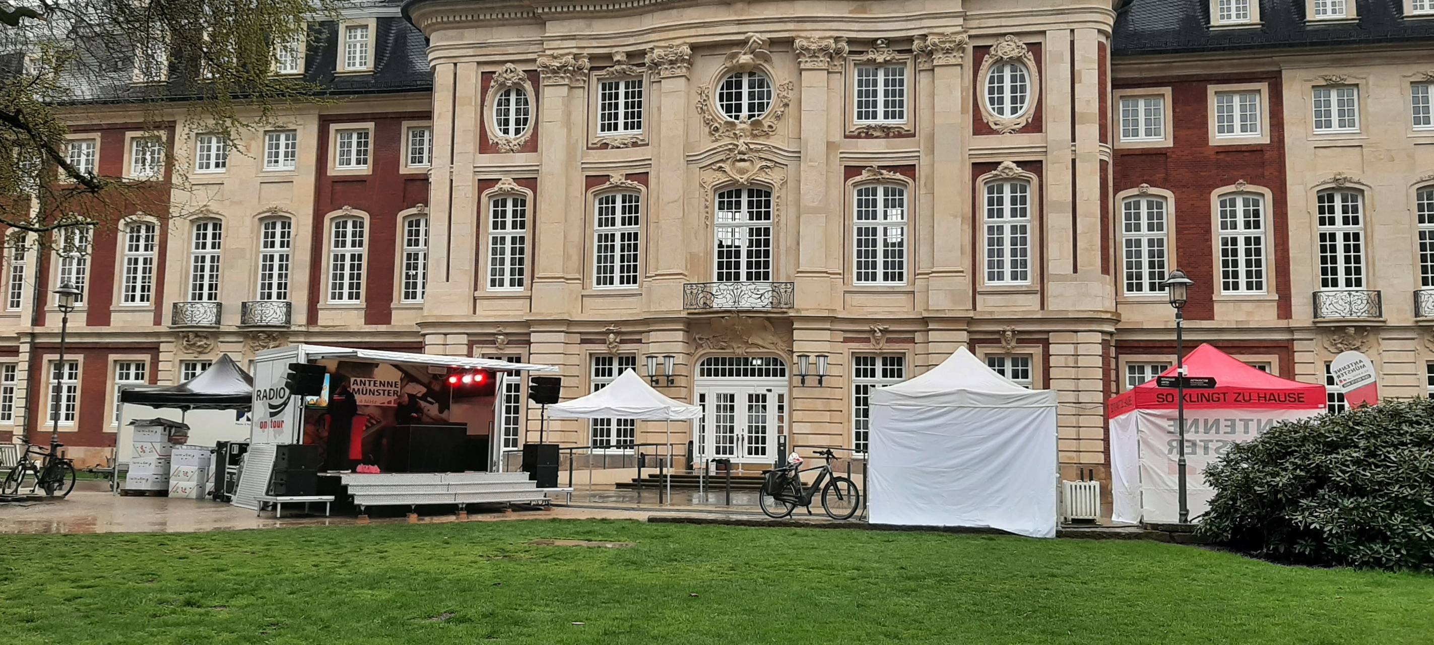 Ostereiersuche: Spaß im Regen