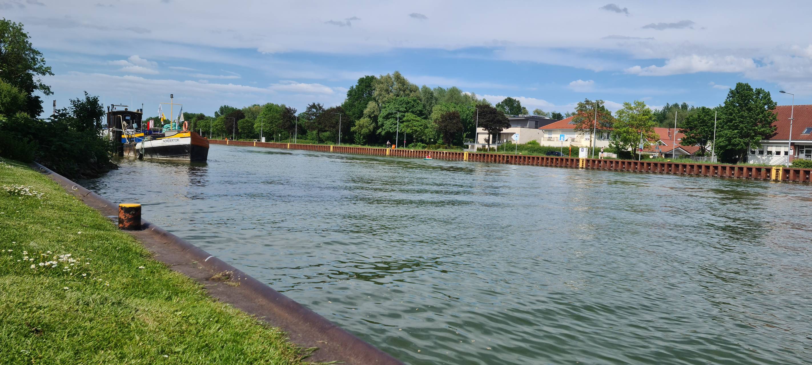 Frau rettet Mädchen aus dem Kanal