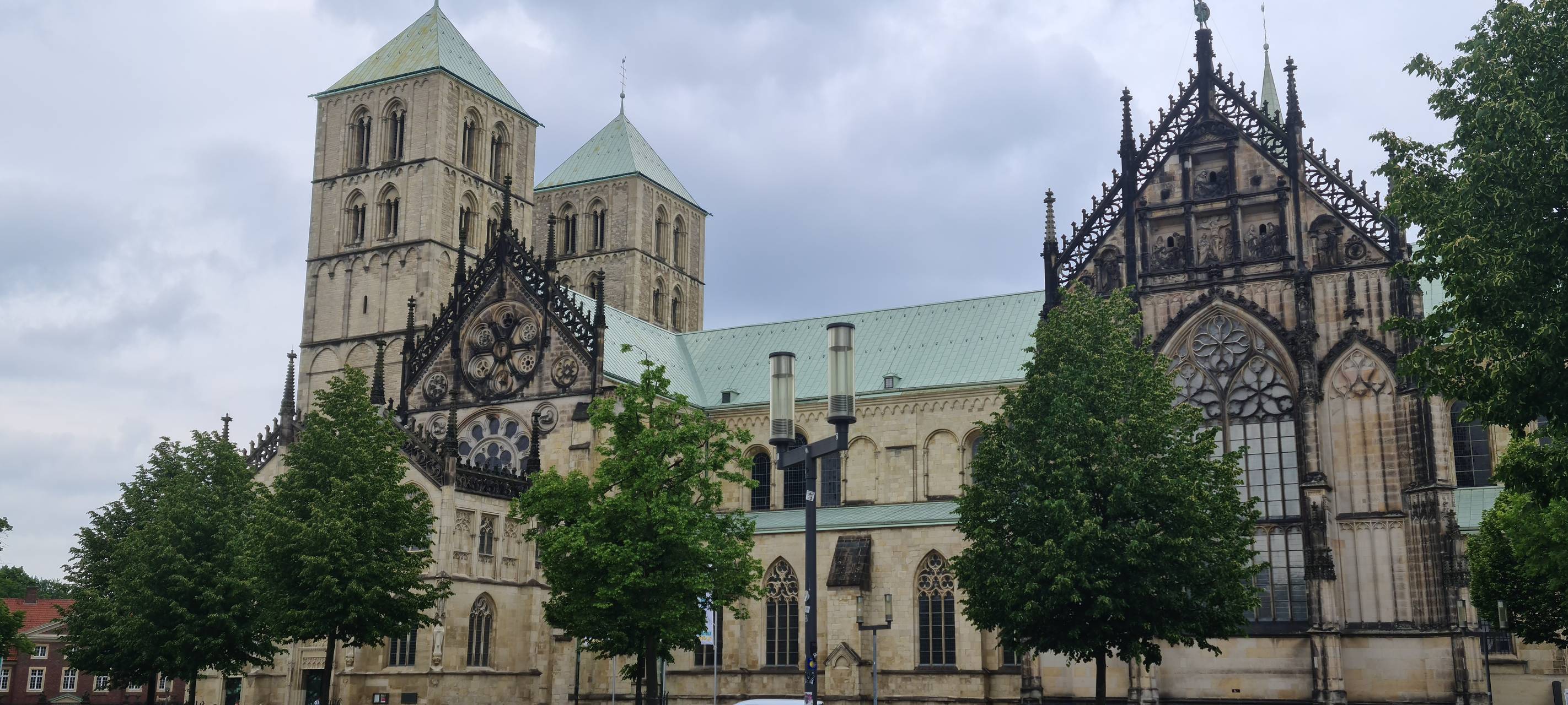 Der Dom, eine große Kirche, auf dem Domplatz in Münster.