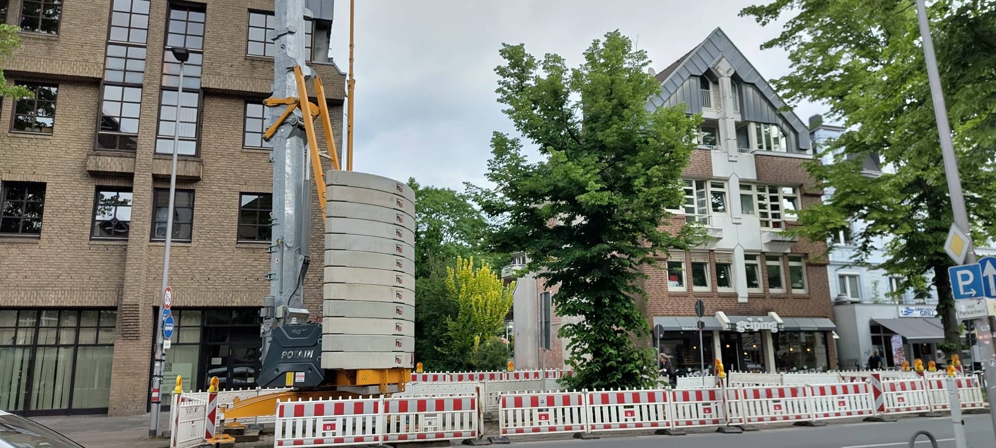 Mann stürzt in Baugrube