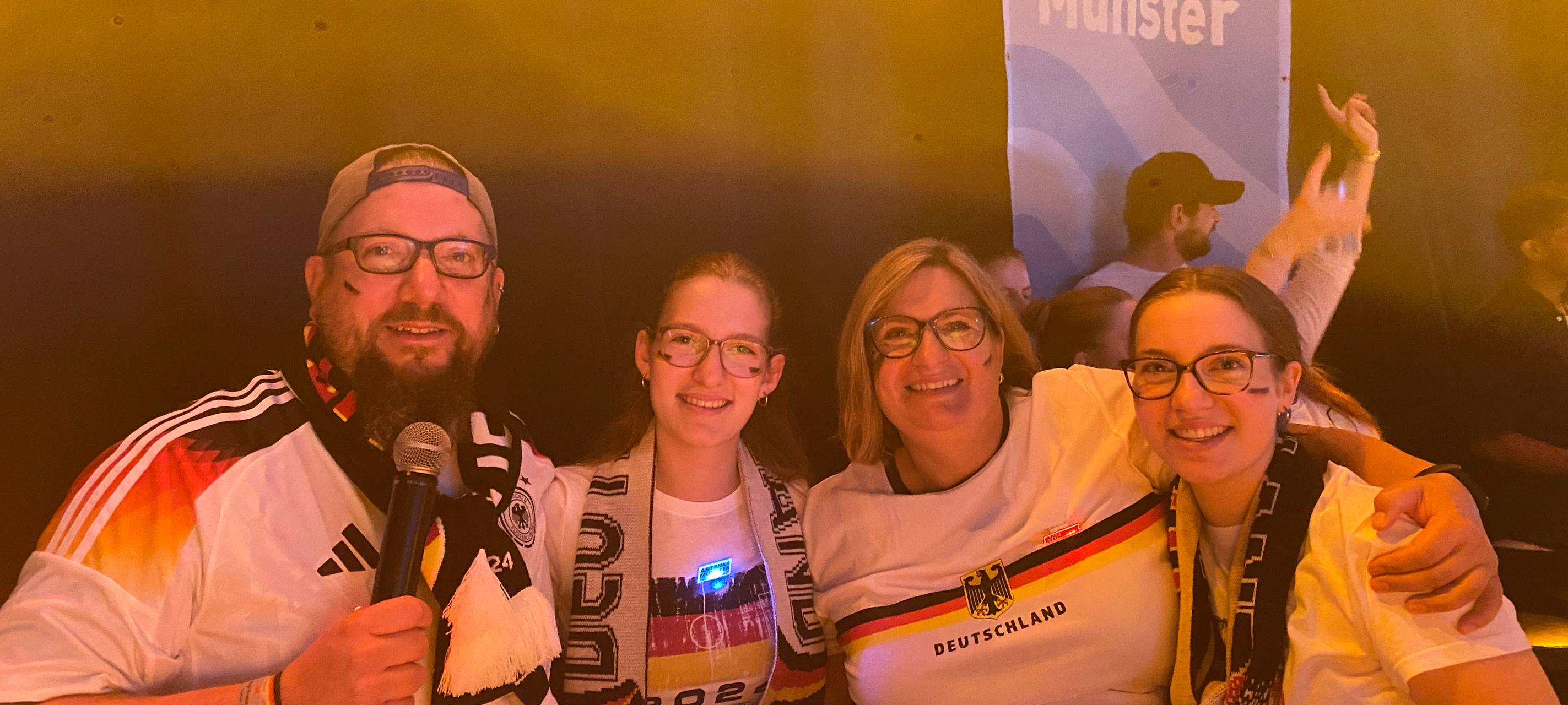 Fans in der Hafenarena feiern Achtelfinaleinzug