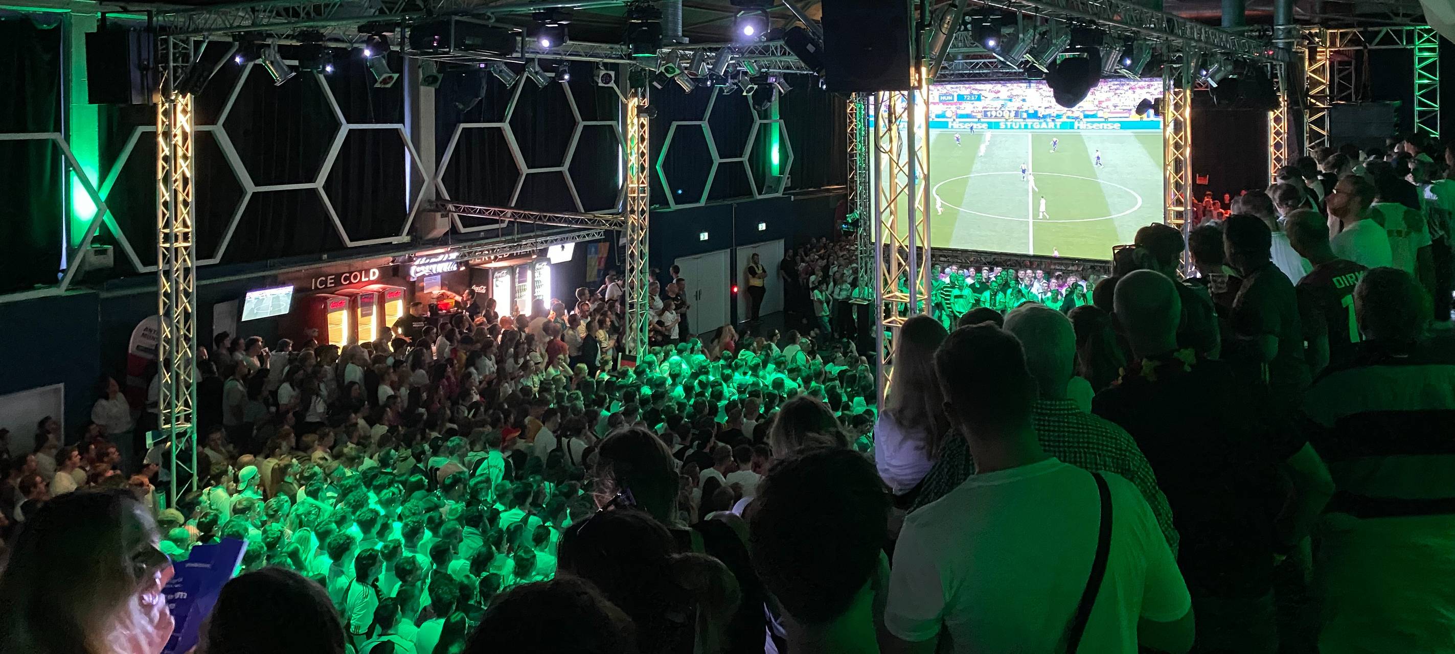 Fans in der Hafenarena feiern Achtelfinaleinzug