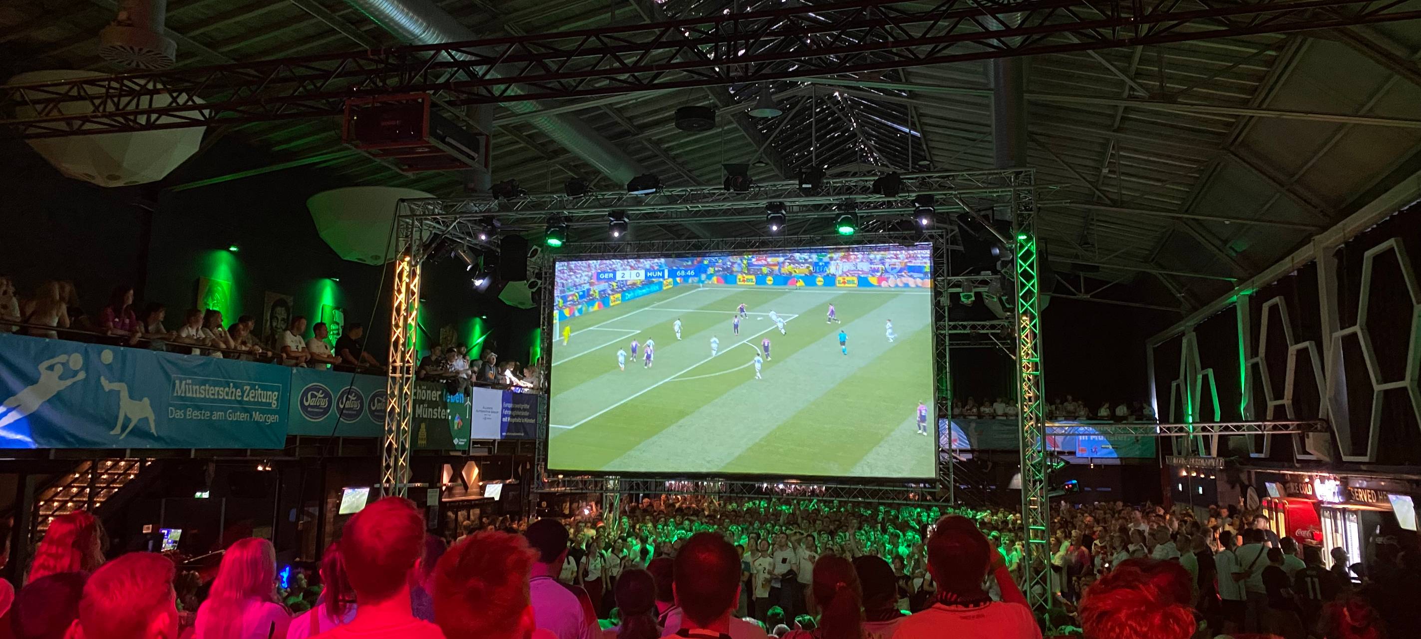 Fans in der Hafenarena feiern Achtelfinaleinzug