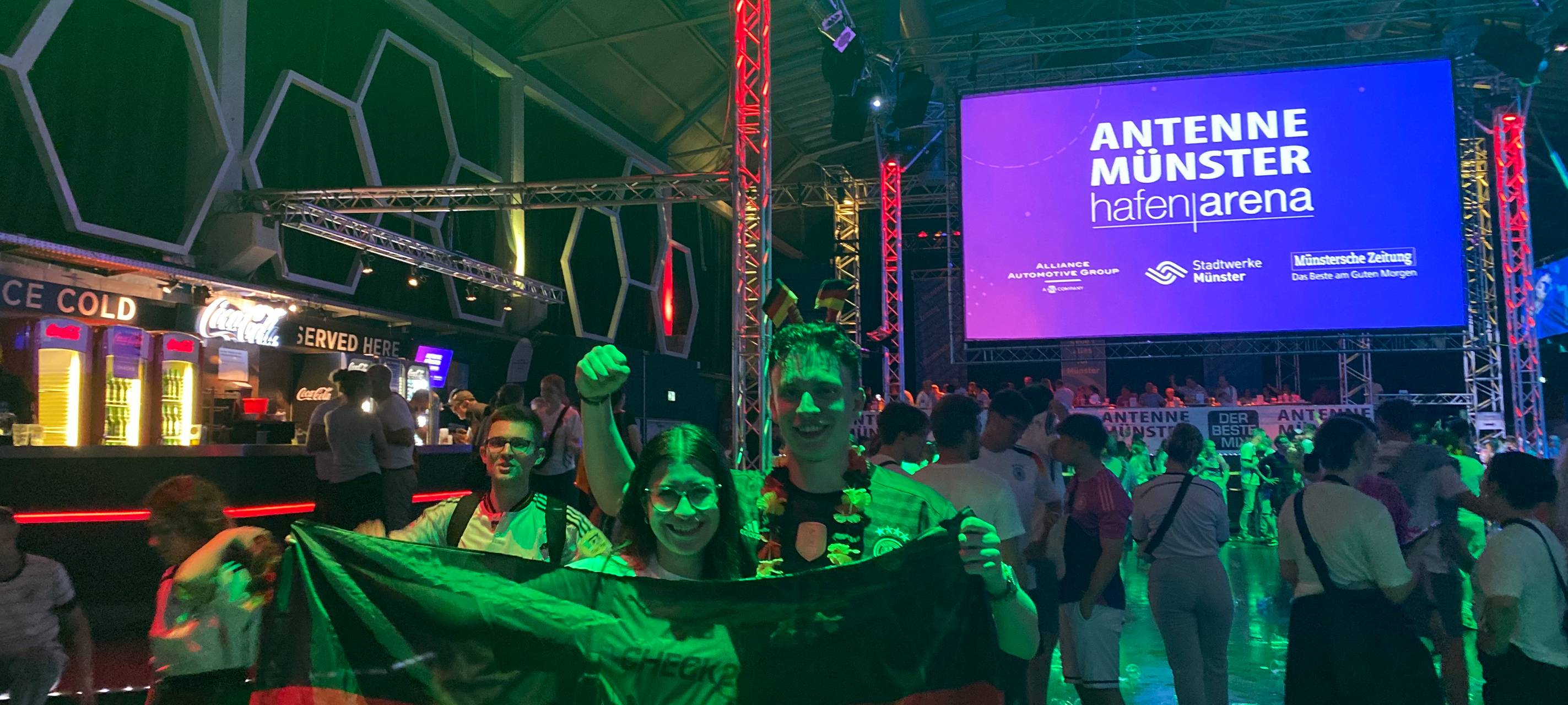 Fans feiern Viertelfinaleinzug in der Hafenarena