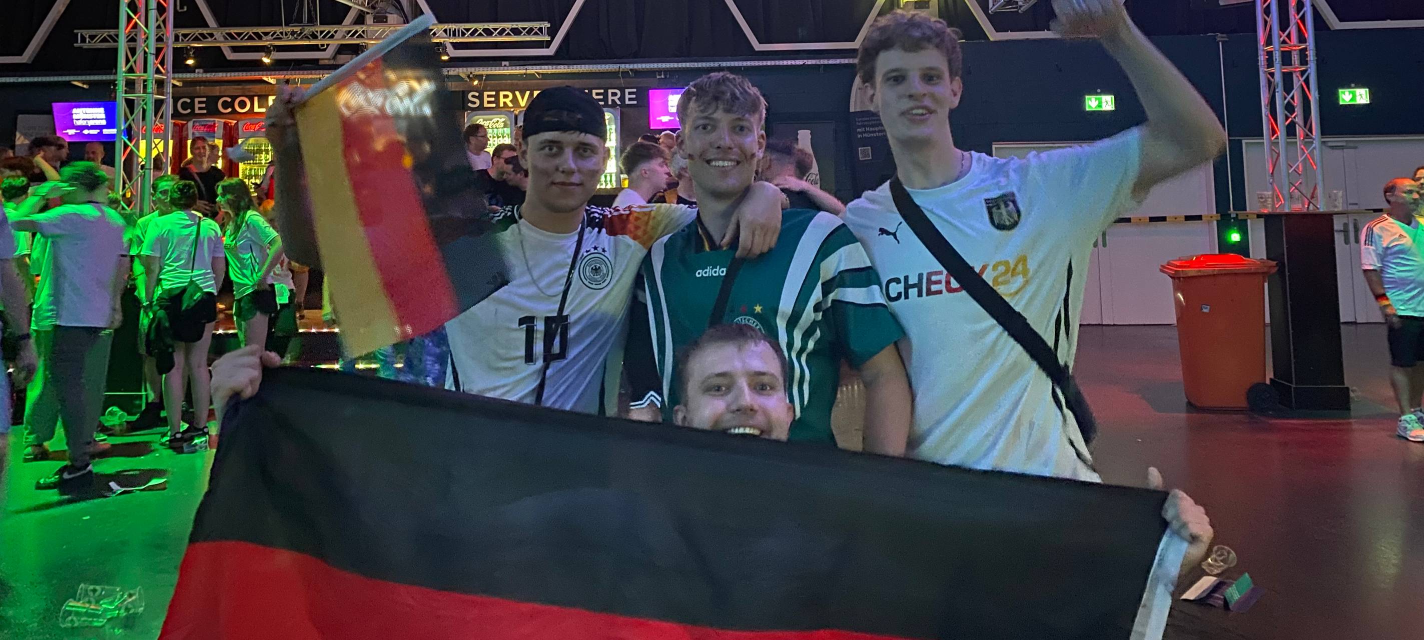 Fans feiern Viertelfinaleinzug in der Hafenarena