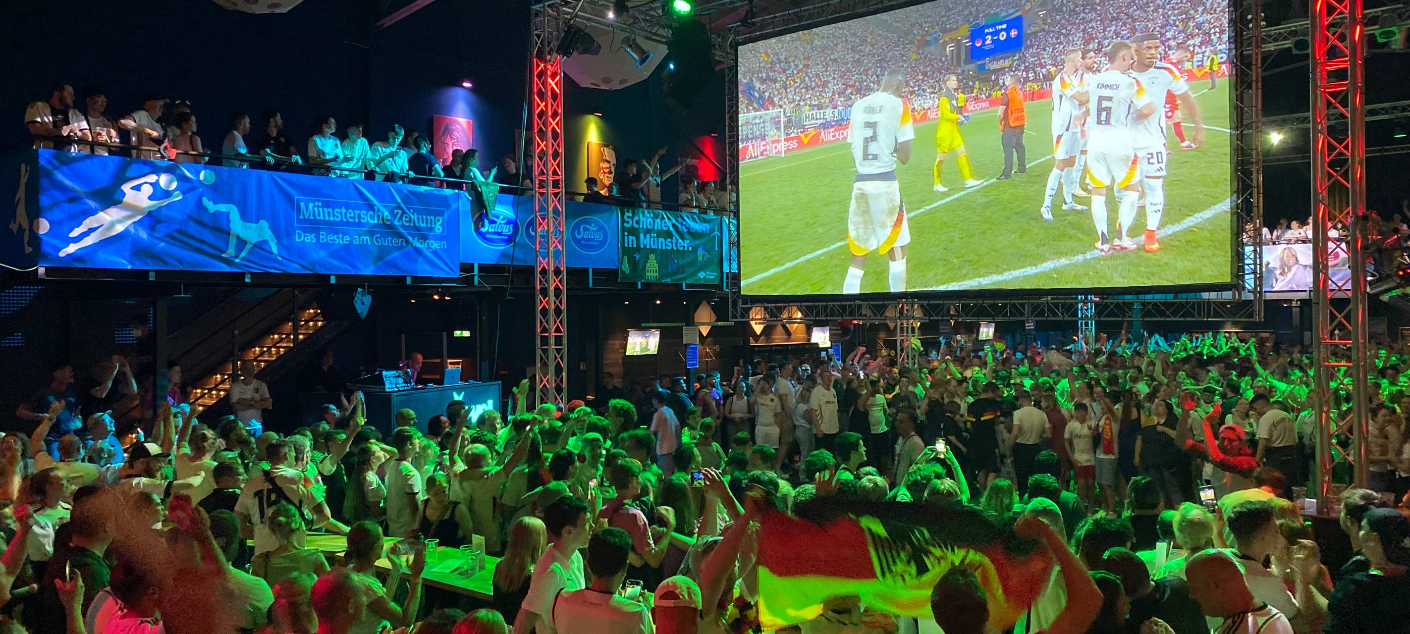 Fans feiern Viertelfinaleinzug in der Hafenarena