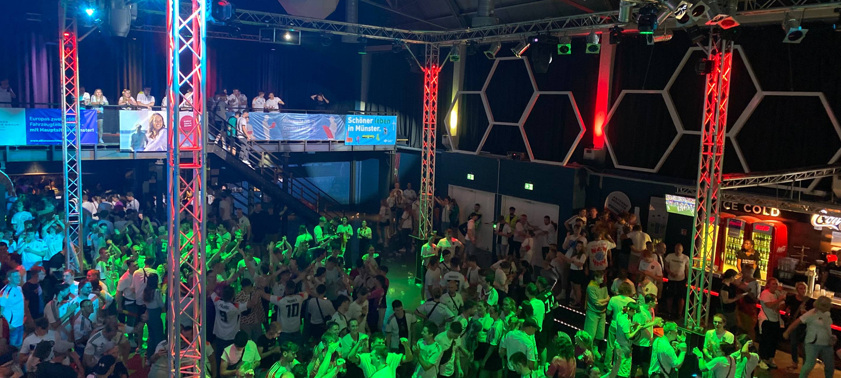 Fans feiern Viertelfinaleinzug in der Hafenarena
