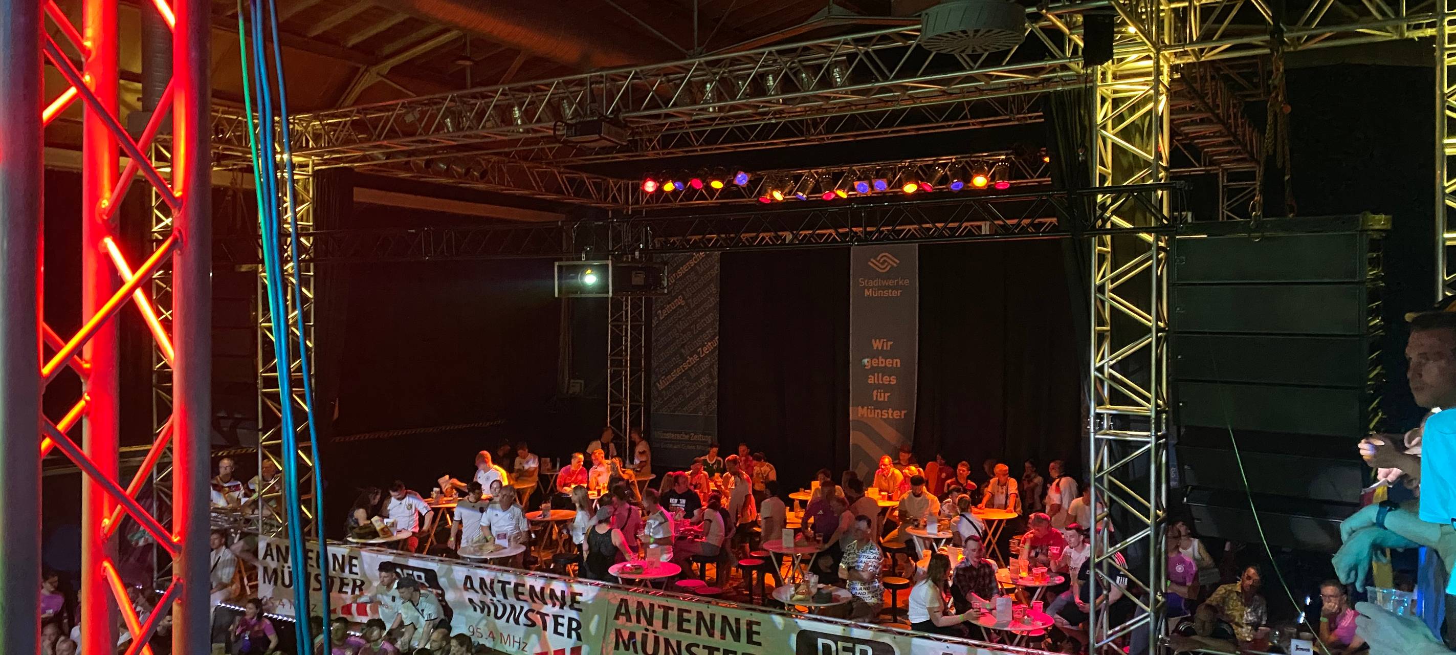 Fans feiern Viertelfinaleinzug in der Hafenarena