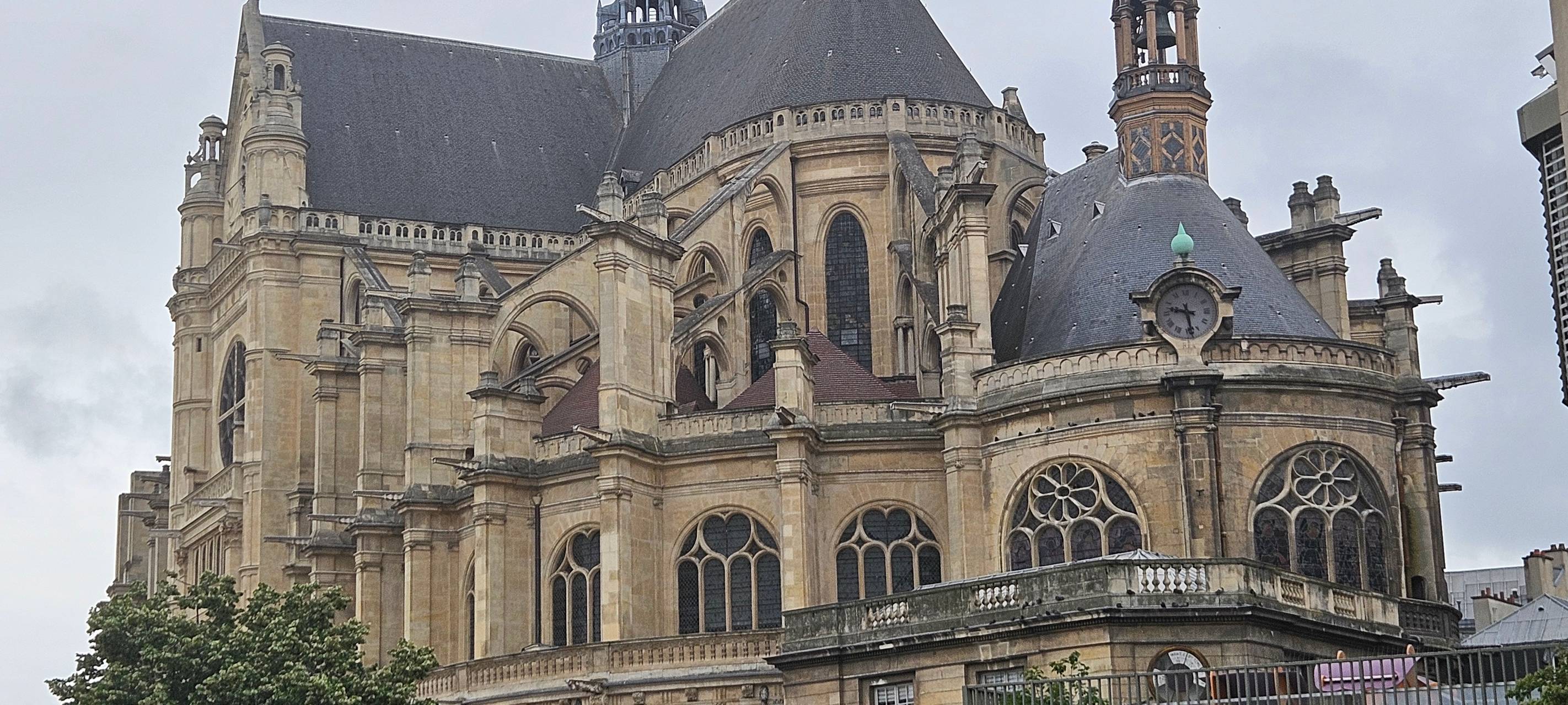 Himmelsleiter leuchtet in Paris