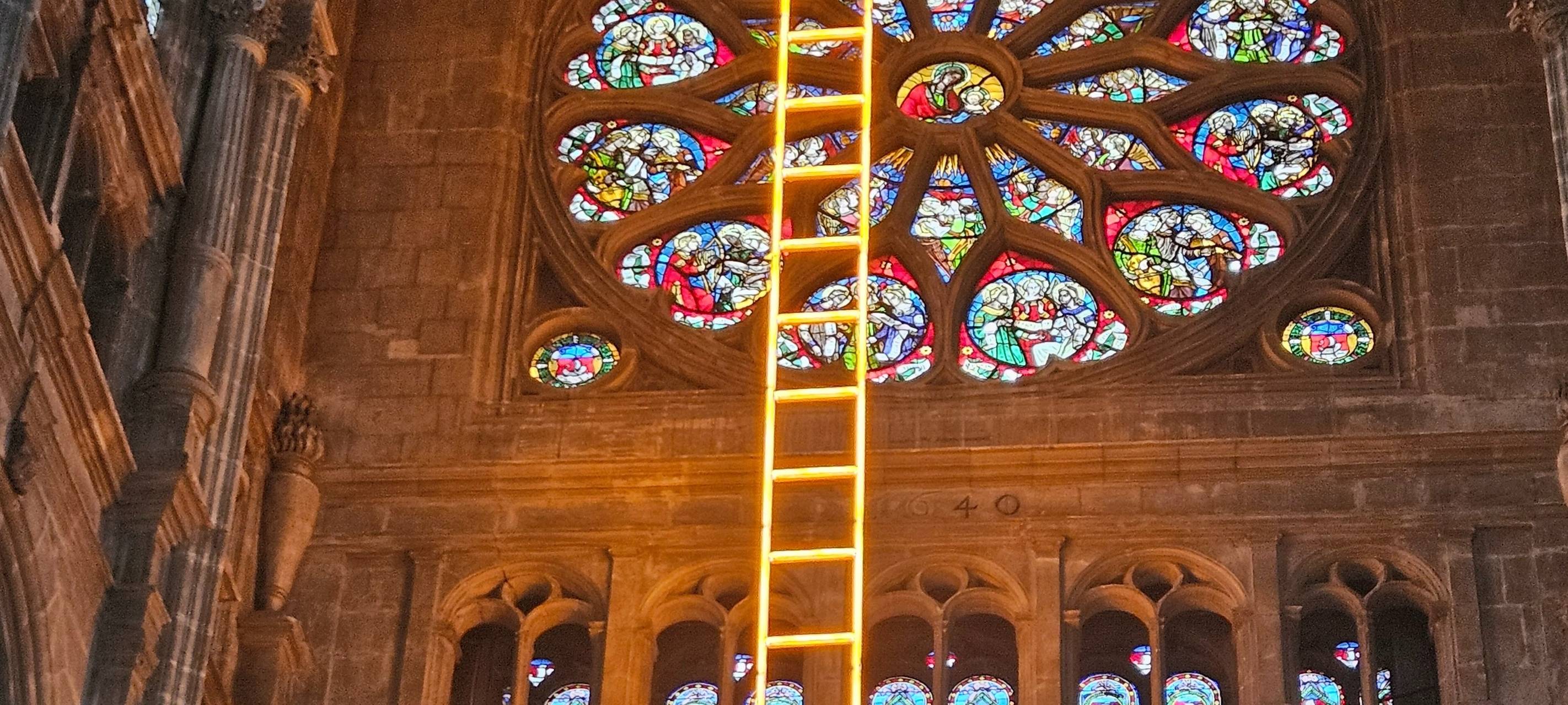 Himmelsleiter leuchtet in Paris