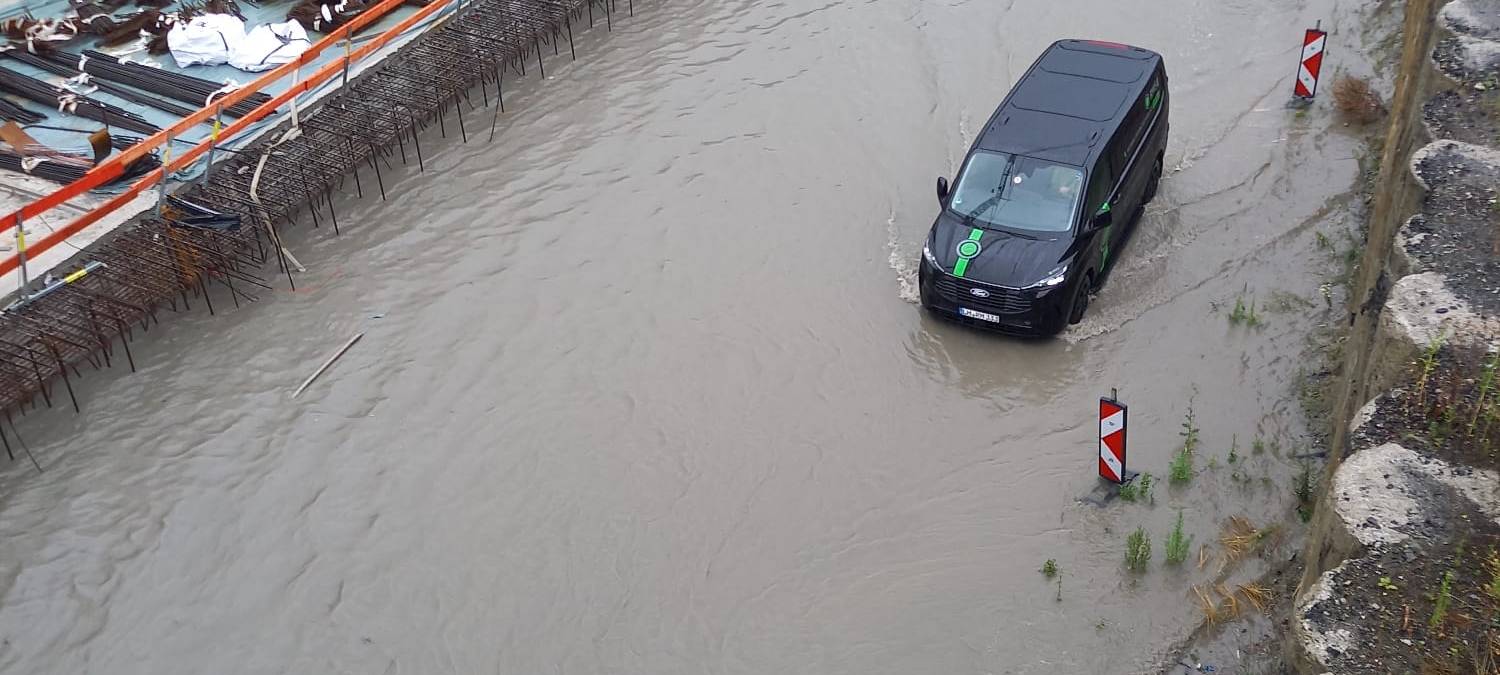 Überschwemmte Umgehungsstraße