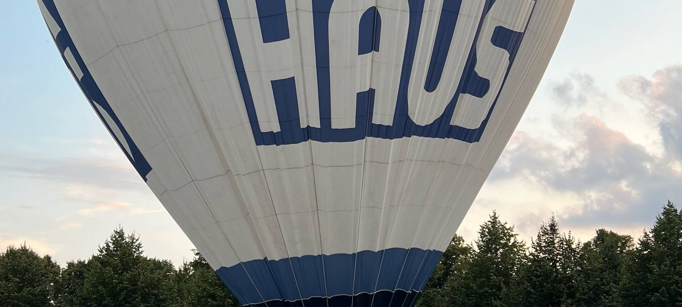 Heißluftballon landet auf Schlossplatz