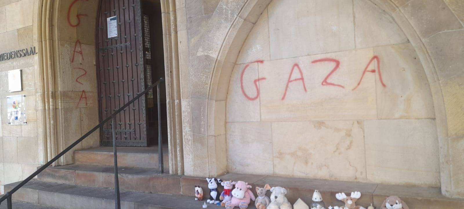 Schmierereien am Rathaus entfernt