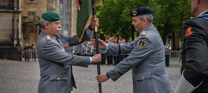 Kommando-Übergabe auf dem Domplatz