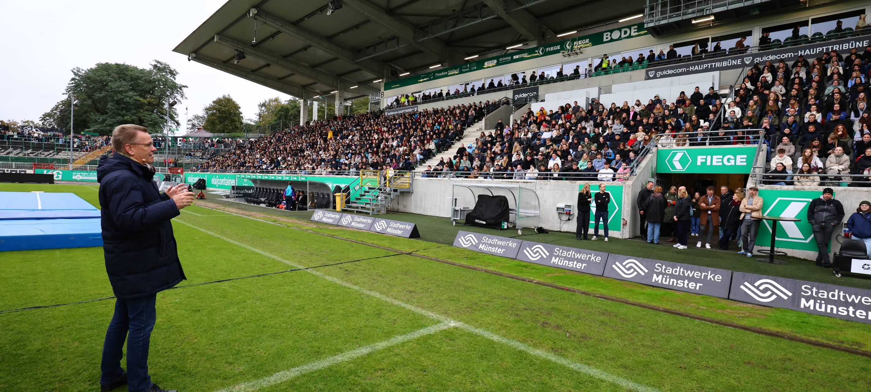 Uni-Rektor begrüßt Ersties im Stadion