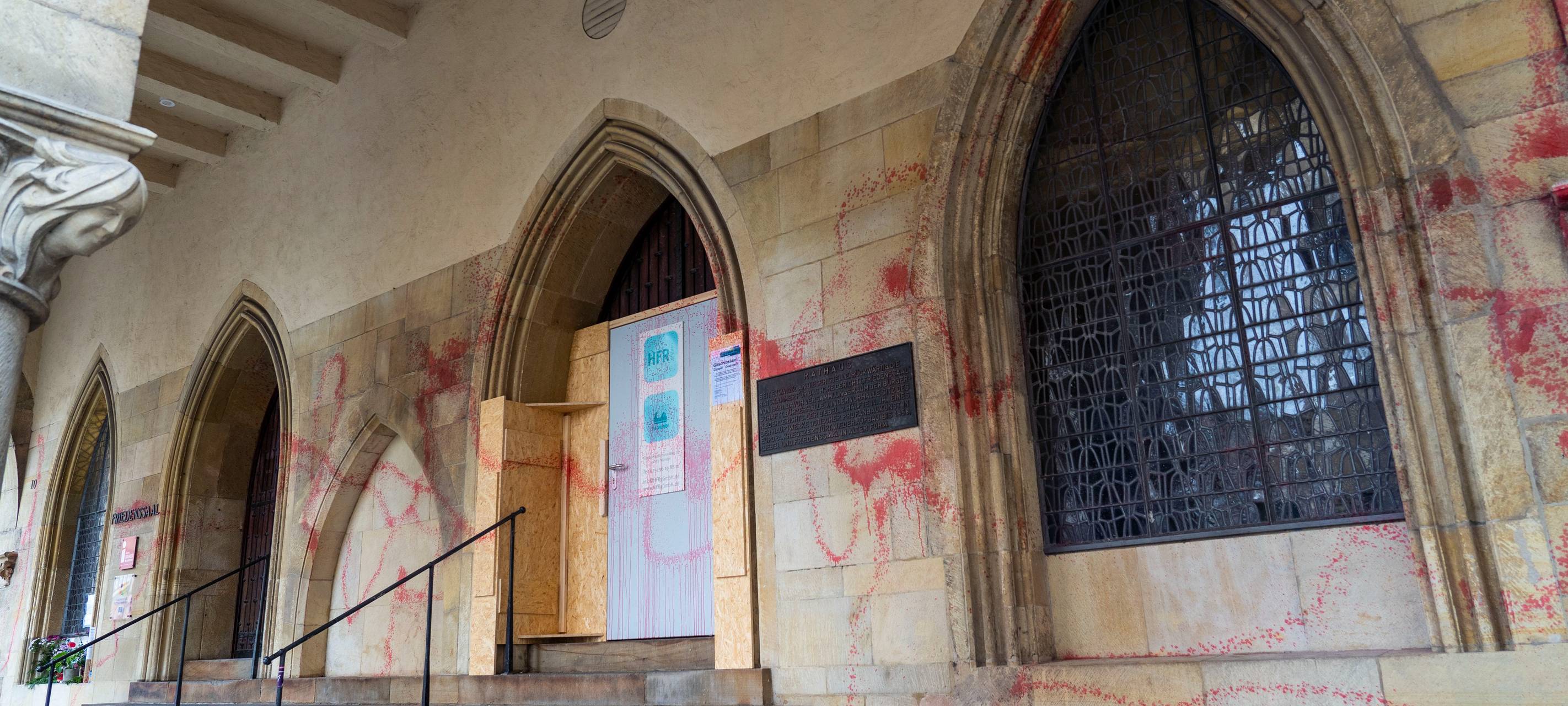 Historisches Rathaus erneut beschmiert