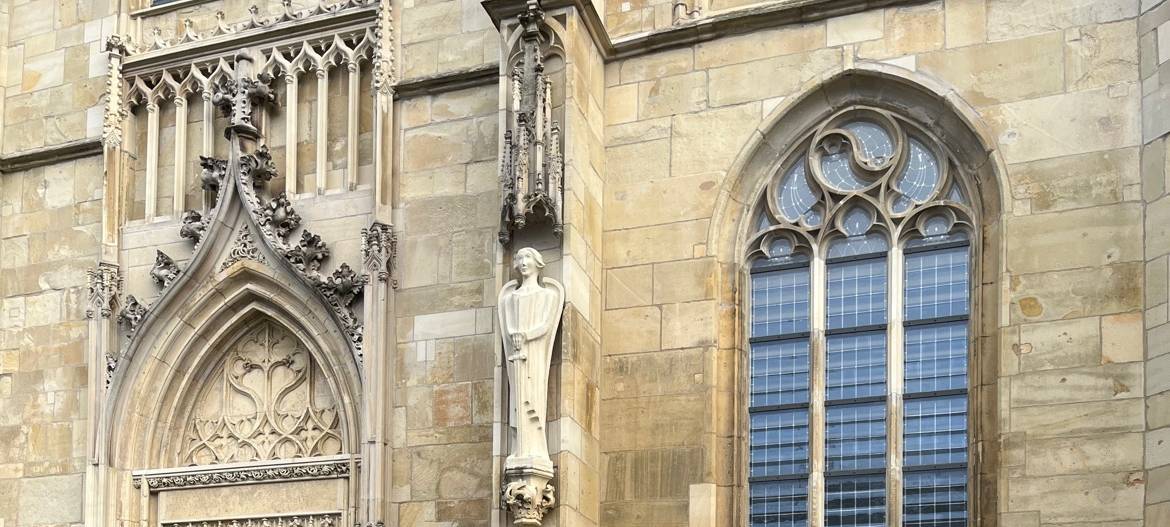 Rote Farbe neben der Eingangstür des Doms in Münster