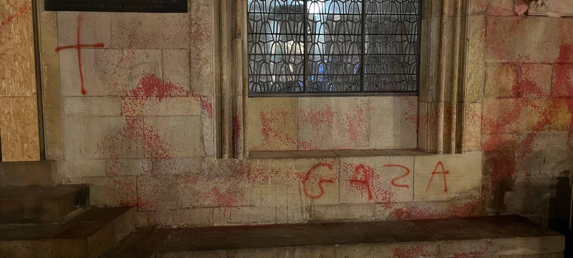 Rote Farbe an der Wand des Historischen Rathauses in Münster.