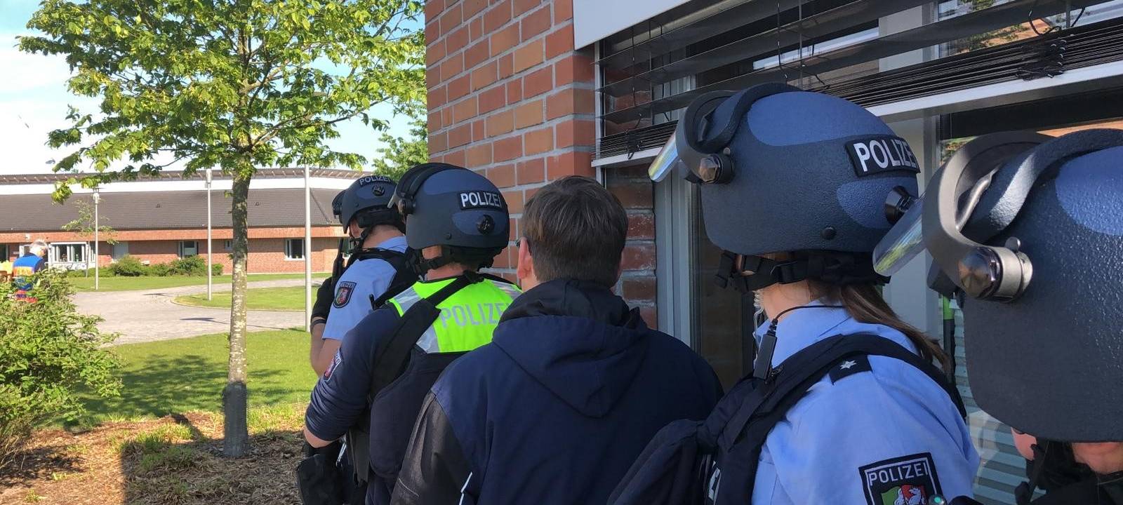 Polizei übt Verhalten bei einer Geiselnahme in der Forensik