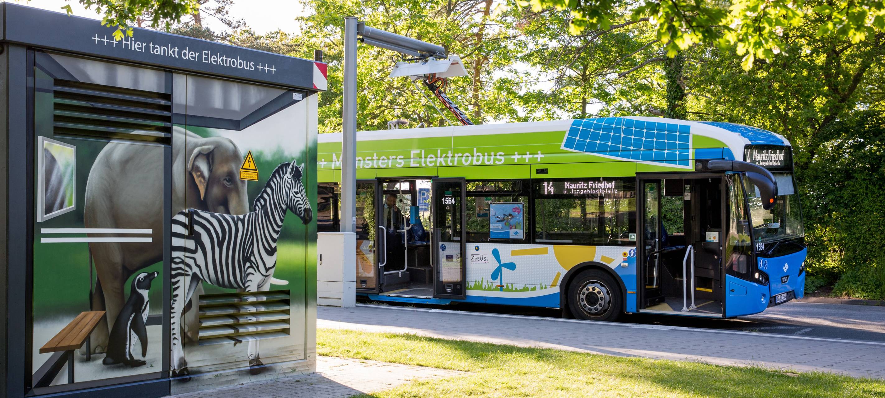E-Bus-Ladestation am Zoo tierisch verziert