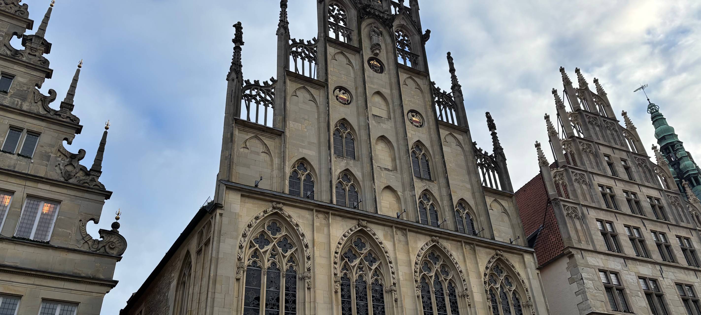 Der Giebel des Rathauses der Stadt.