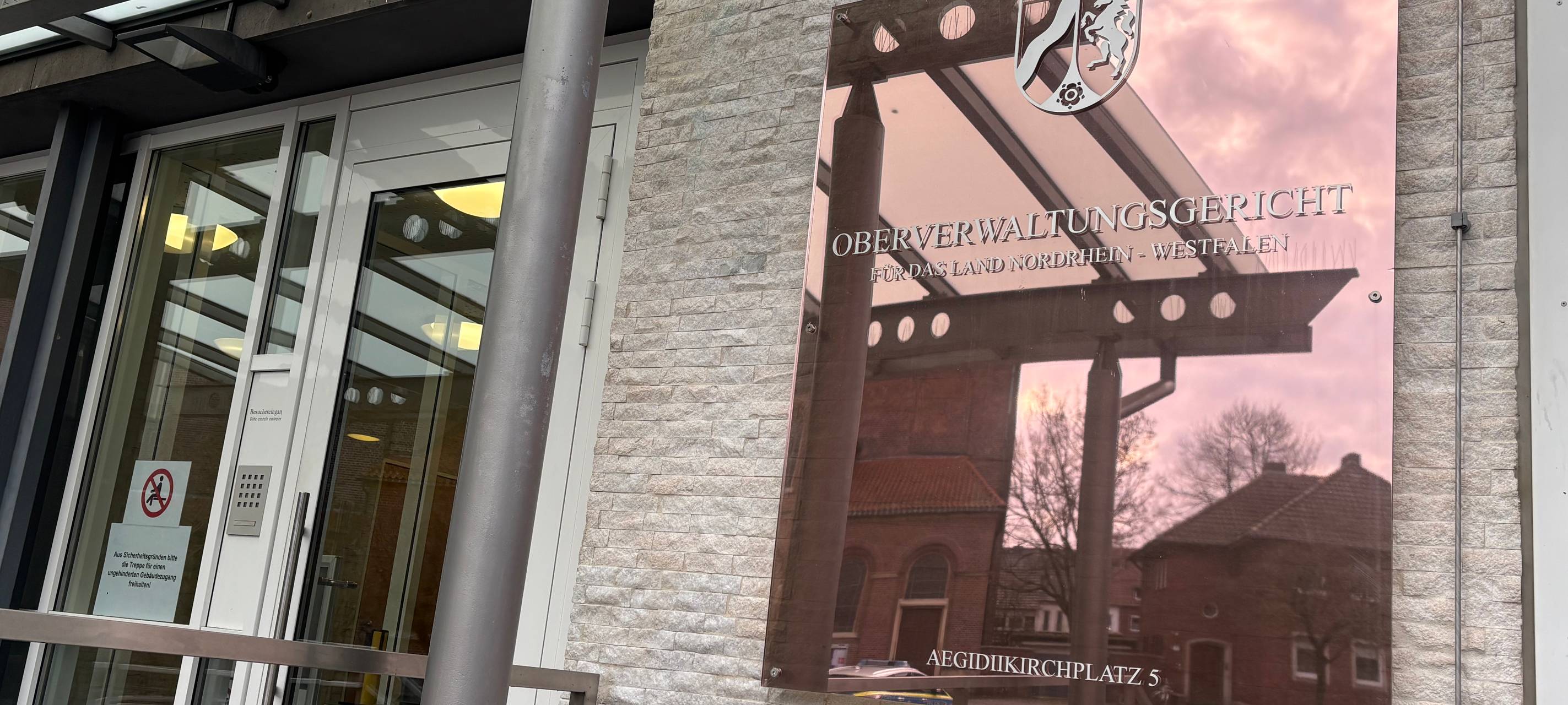 Das Eingangsschild vom Oberverwaltungsgericht Münster.