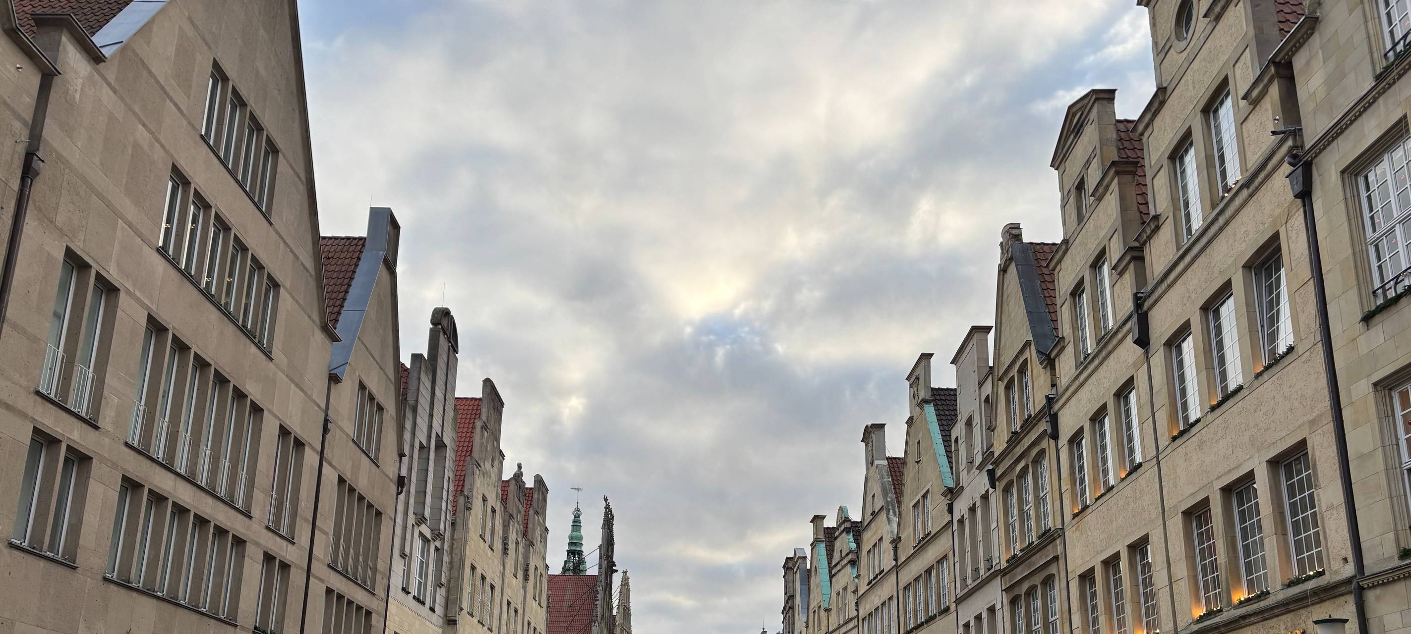 Der Prinzipalmarkt in Münster mit seinen markanten Giebeln und dem Kopfsteinpflaster.