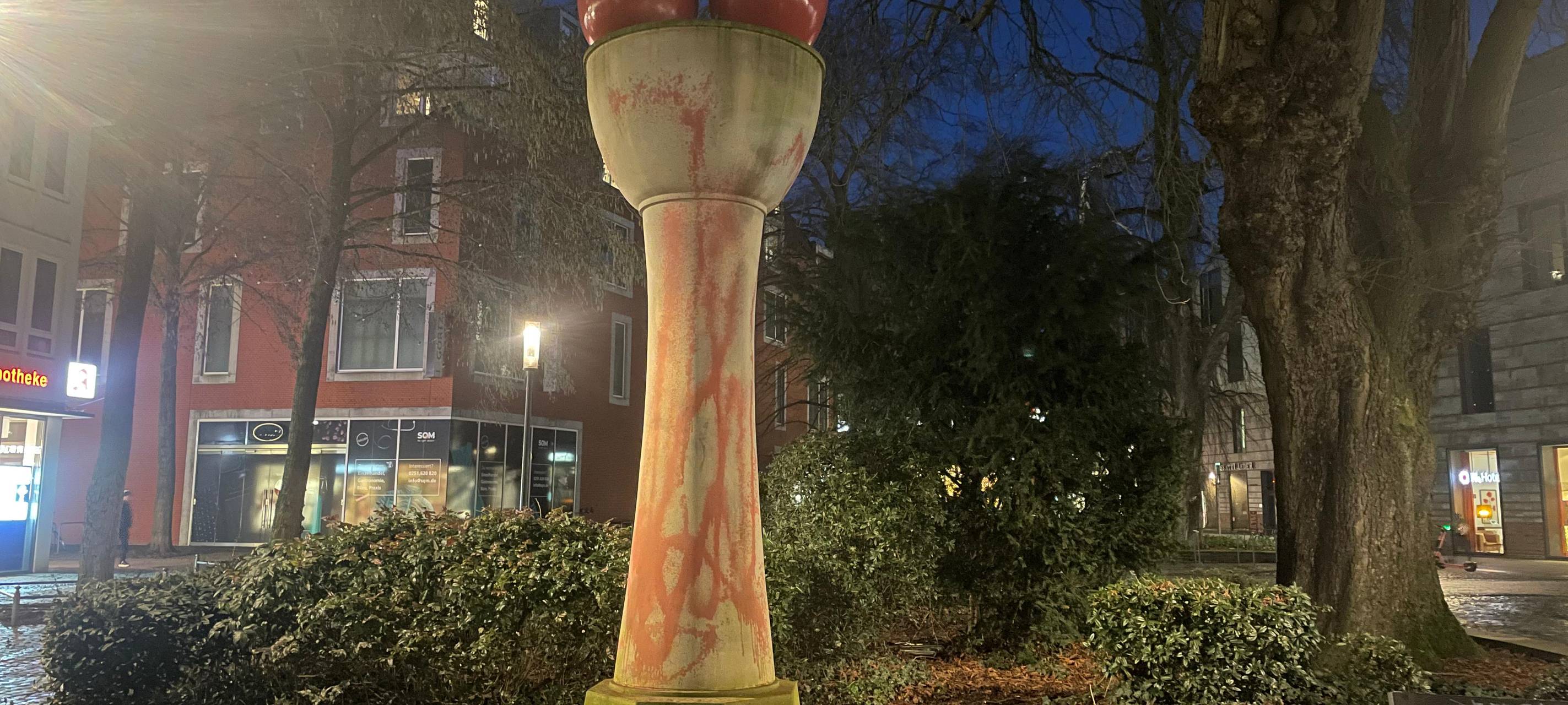 Kirschen-Skulptur beschmiert