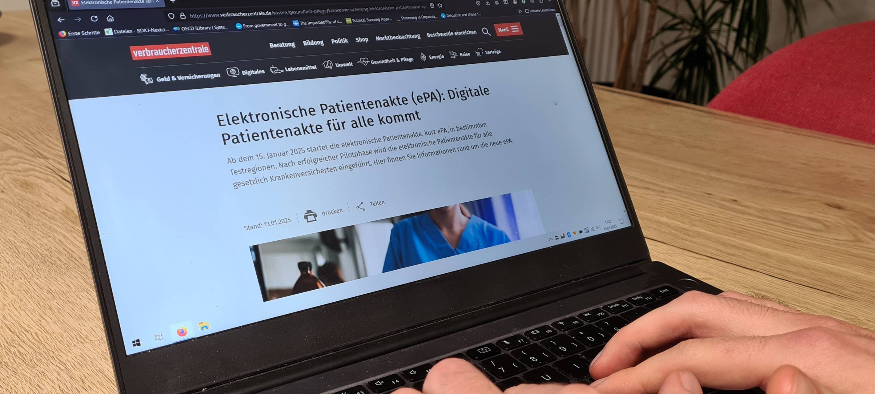 Ein Laptop, an dem sich jemand einen Artikel zur elektronischen Patientenakte durchliest.