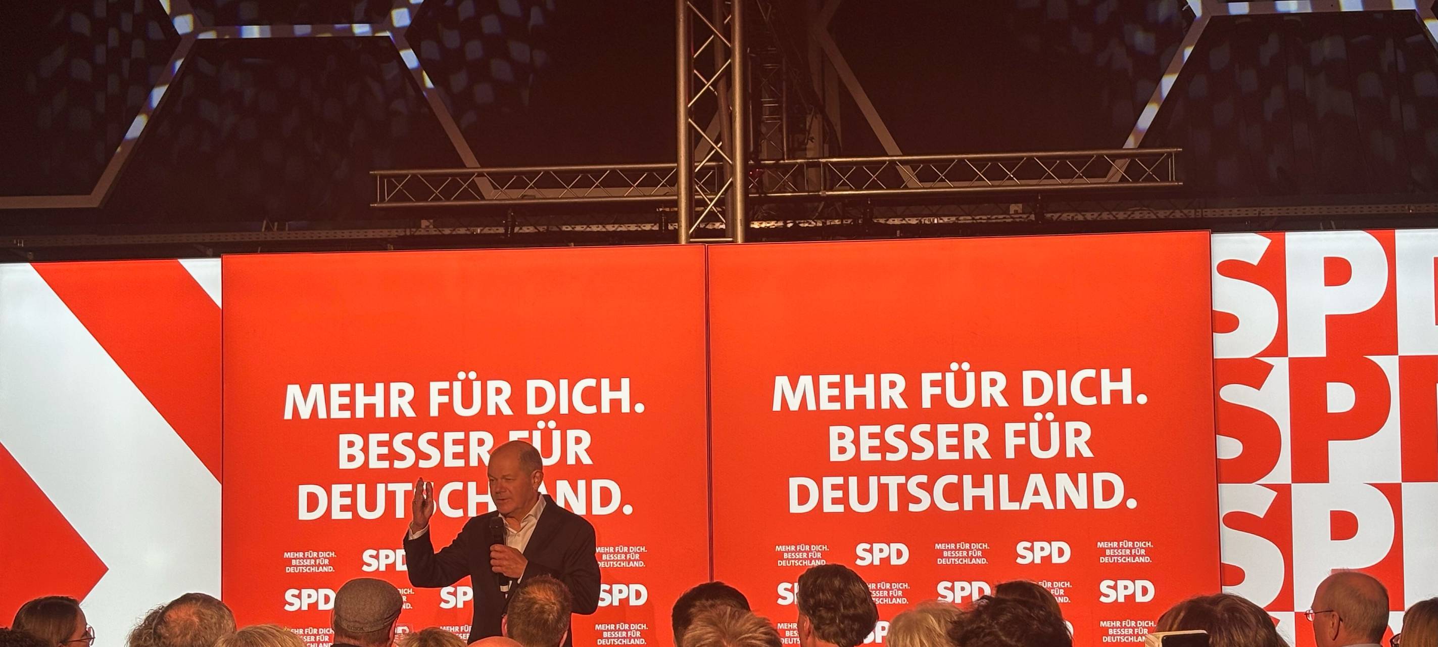Olaf Scholz macht Wahlkampf im Jovel
