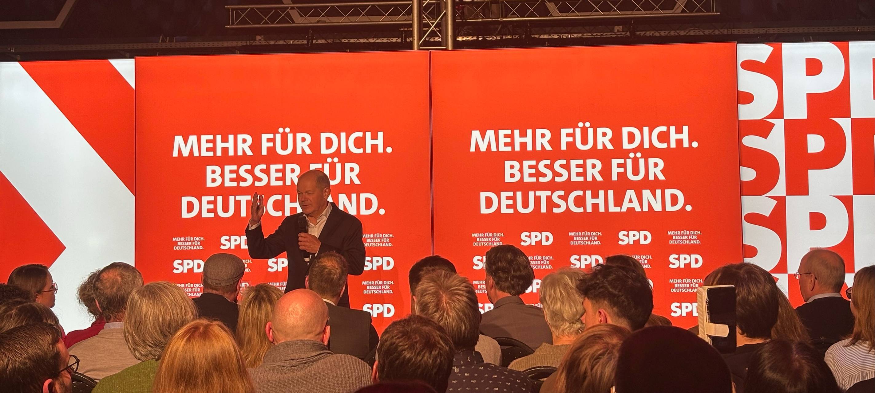 Olaf Scholz macht Wahlkampf im Jovel