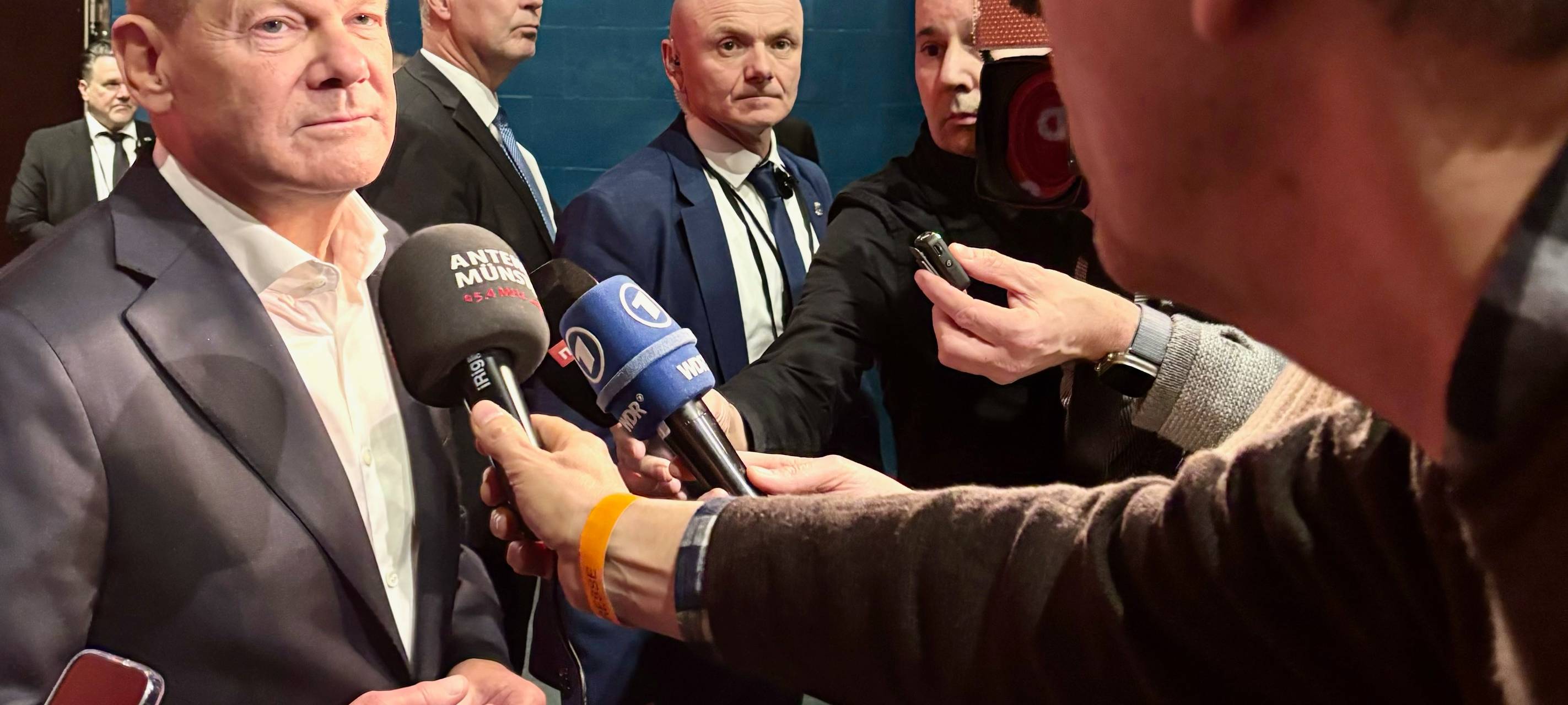 Olaf Scholz macht Wahlkampf im Jovel