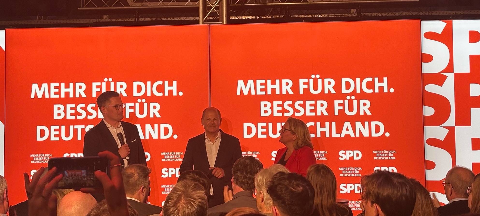 Olaf Scholz macht Wahlkampf im Jovel