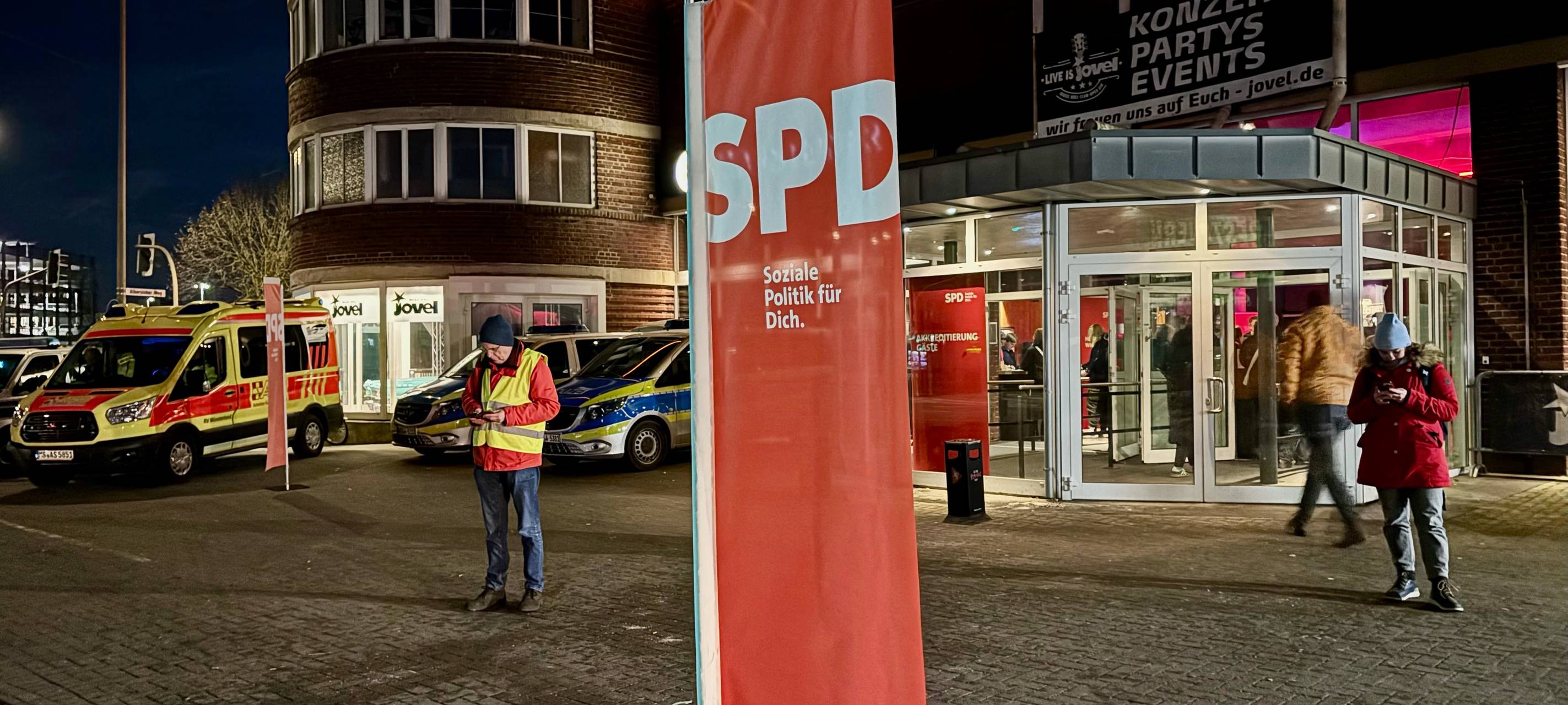 Olaf Scholz macht Wahlkampf im Jovel